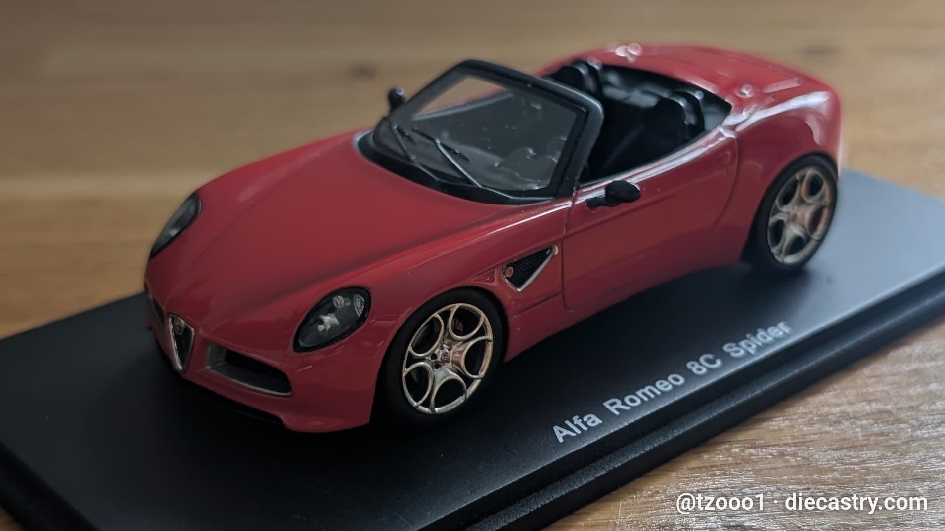 2005 Alfa Romeo 8C Spyder 1:43 scale diecast model by SPARK Models