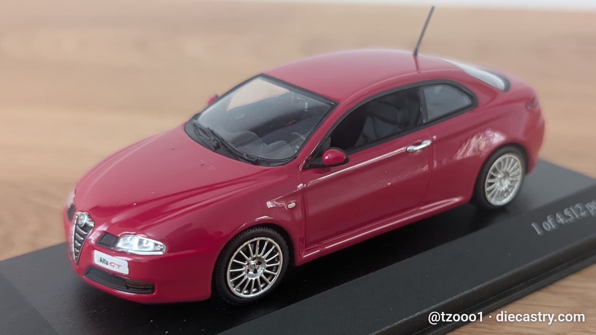 2003 Alfa Romeo GT 1:43 scale diecast model by Minichamps in Rosso Alfa