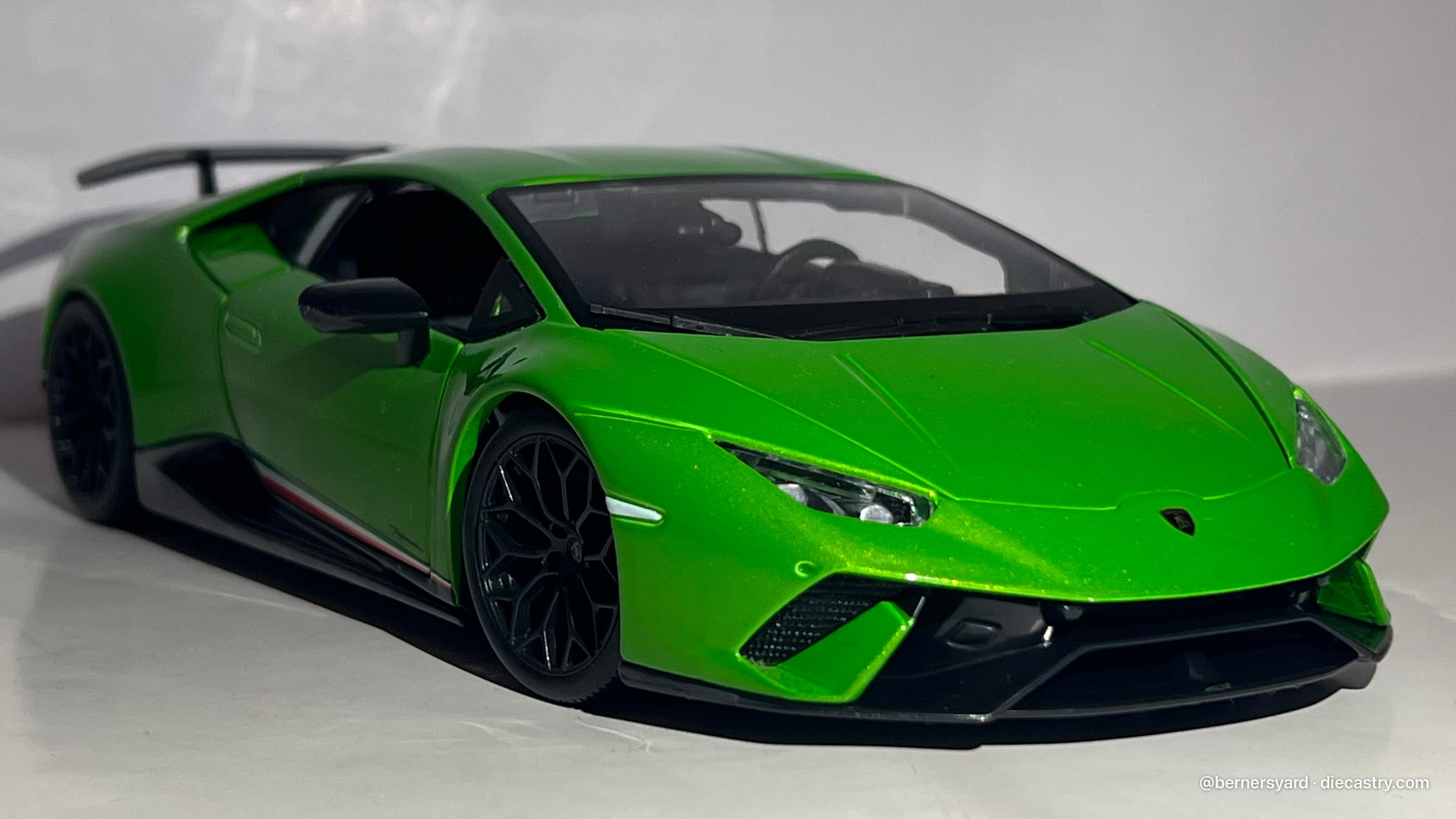 Lamborghini Huracan 1:18 scale diecast model
