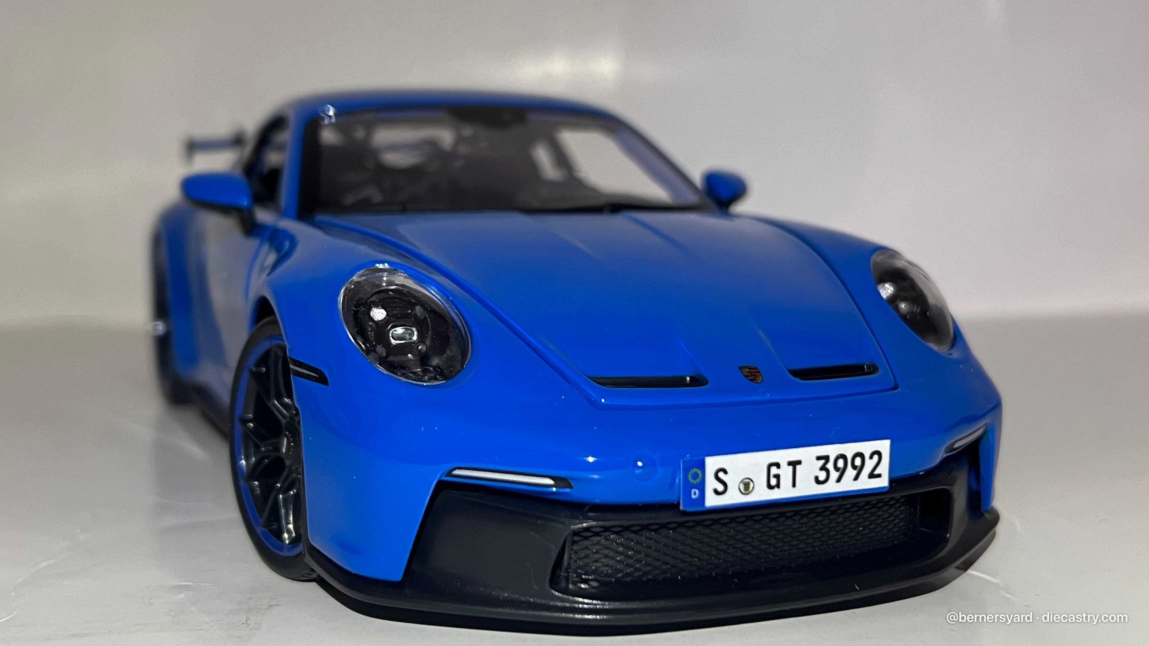 2022 Porsche 911 GT3 1:18 scale diecast model by Maisto in Shark blue
