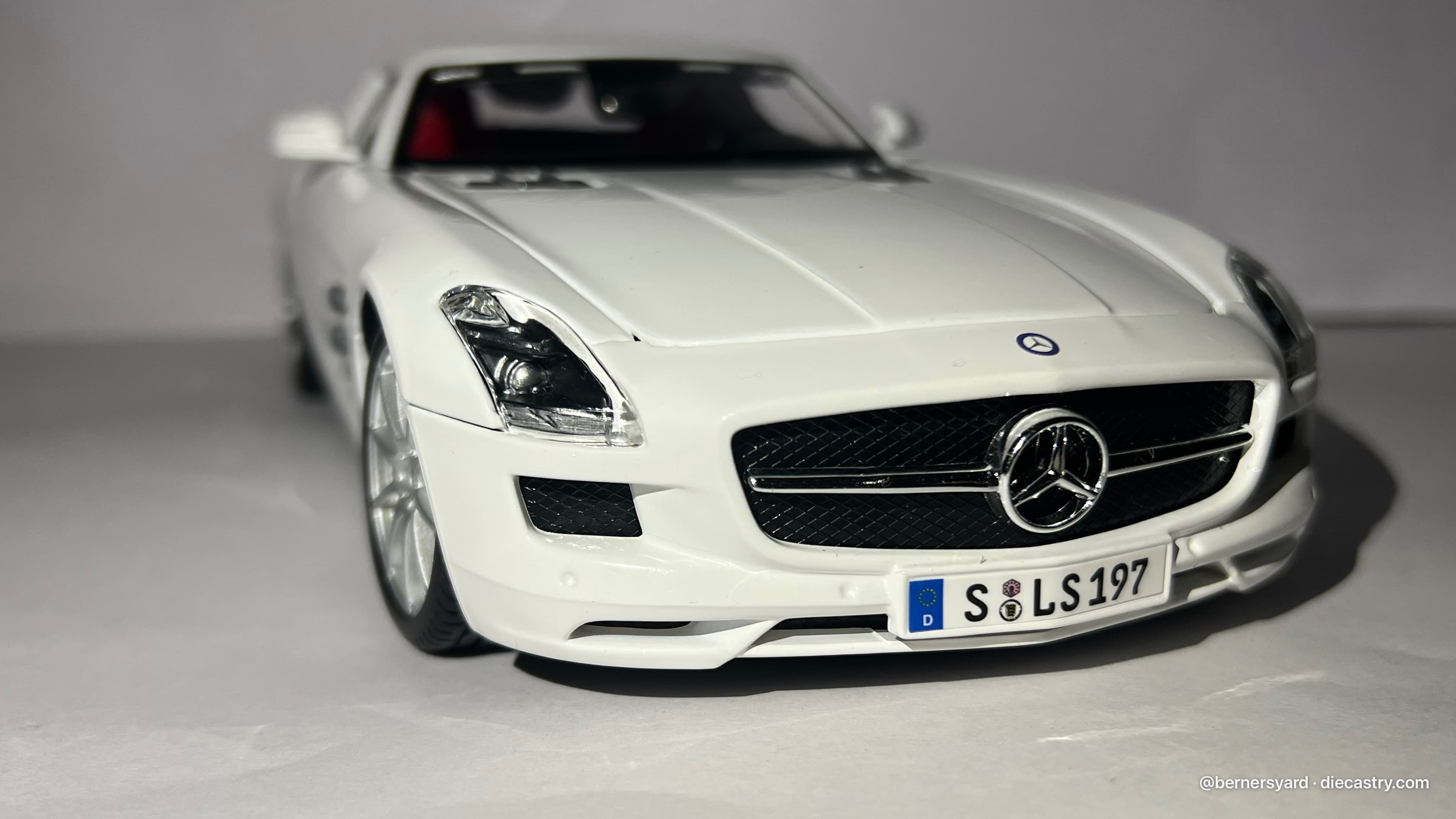 2014 Mercedes-Benz SLS AMG 1:18 scale diecast model by Maisto in Polar white