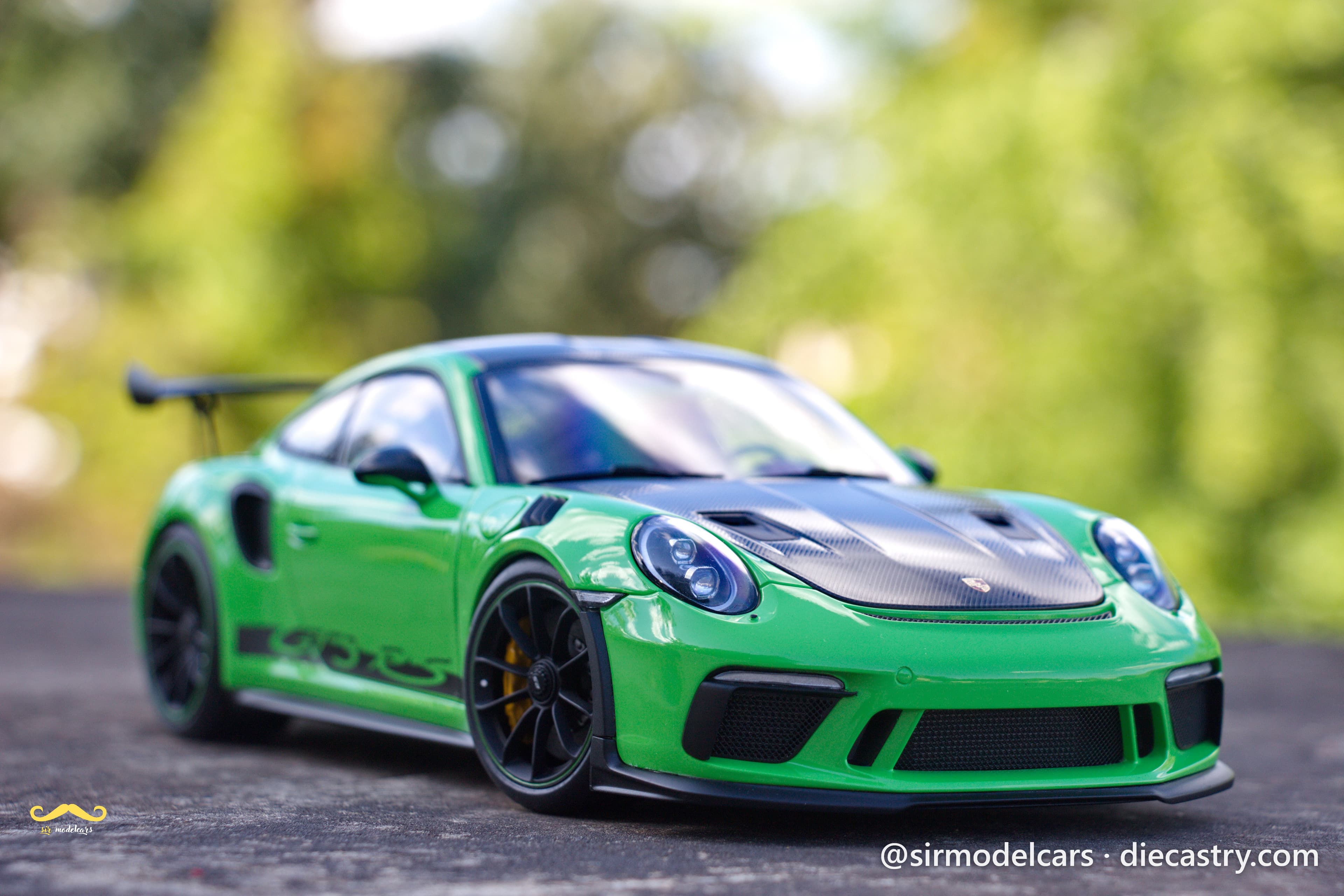 2018 Porsche 911 (991.2) GT3 RS 1:18 scale diecast model by AUTOart in Lizard Green