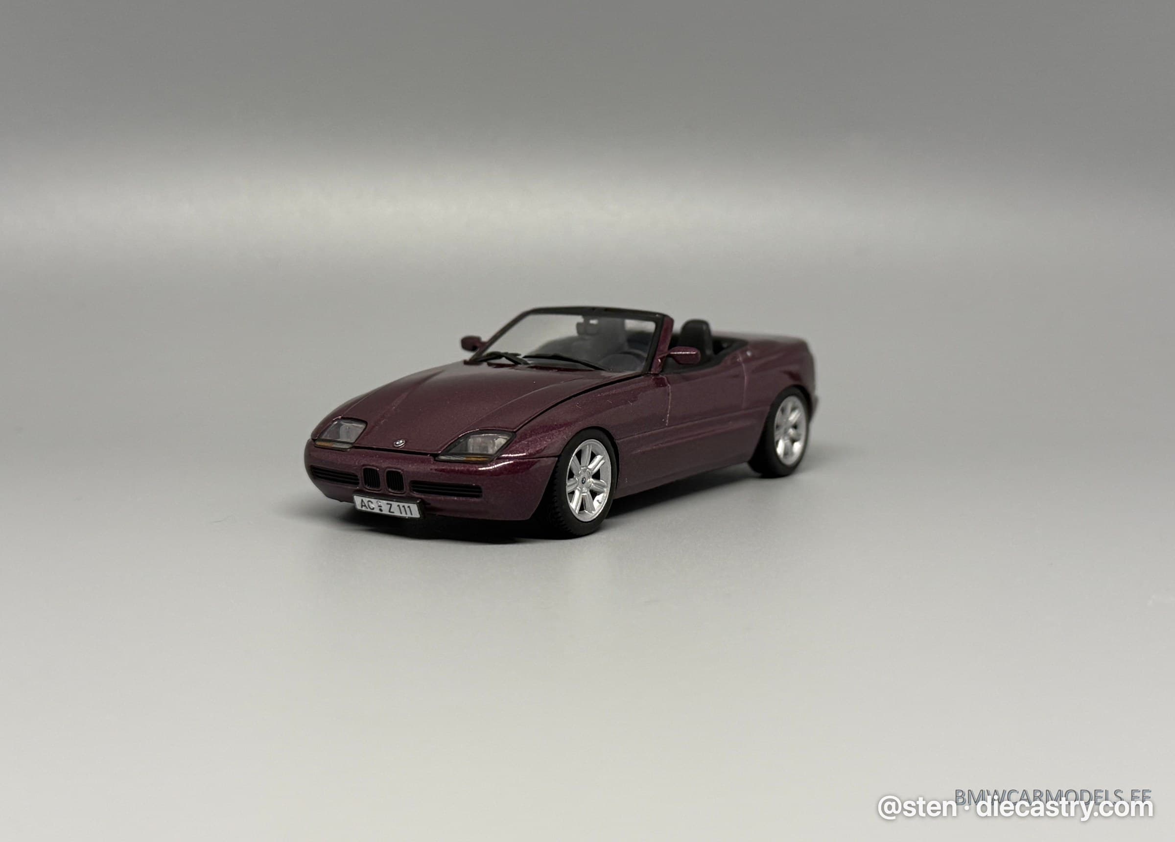 BMW Z1 1:43 scale diecast model by Minichamps in Magicviolett