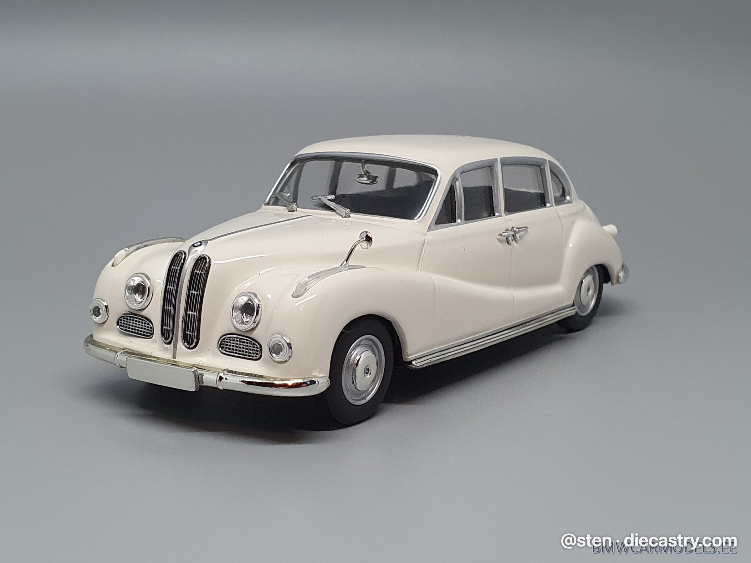 1953 BMW 501 1:43 scale diecast model by Minichamps