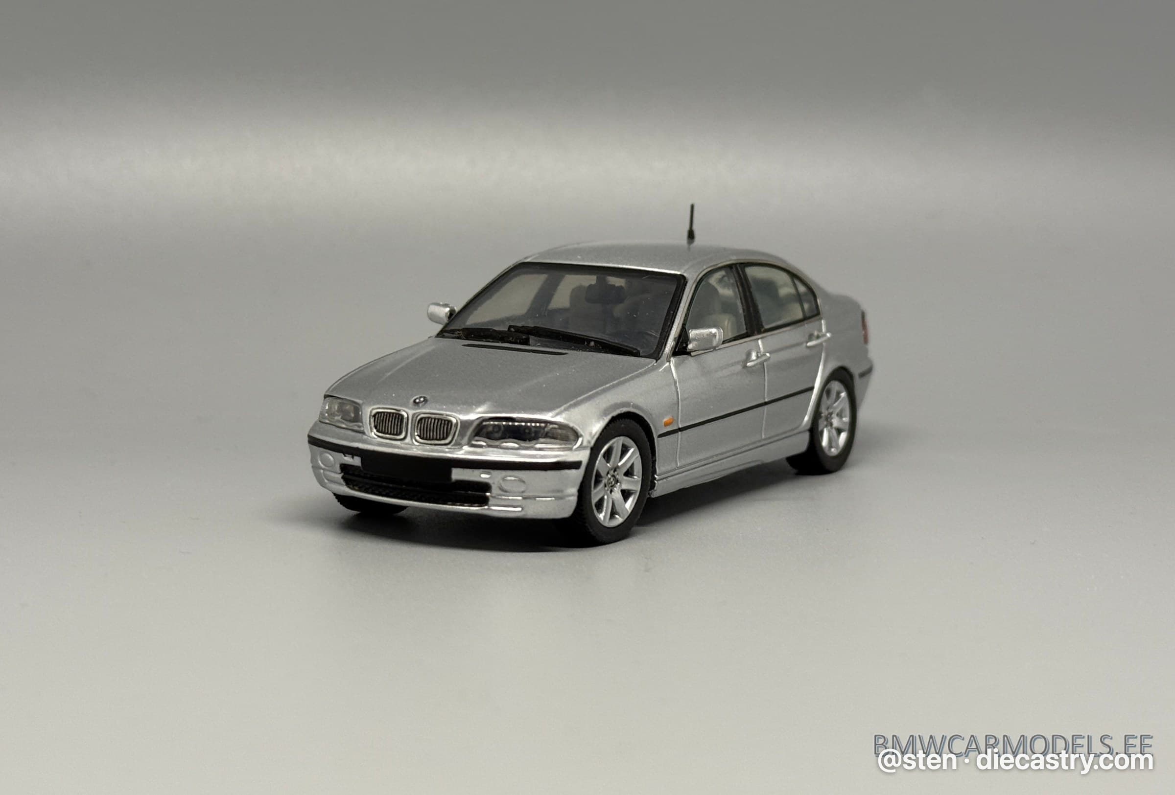 1999 BMW 318i (E46) 1:43 scale diecast model by SPARK Models