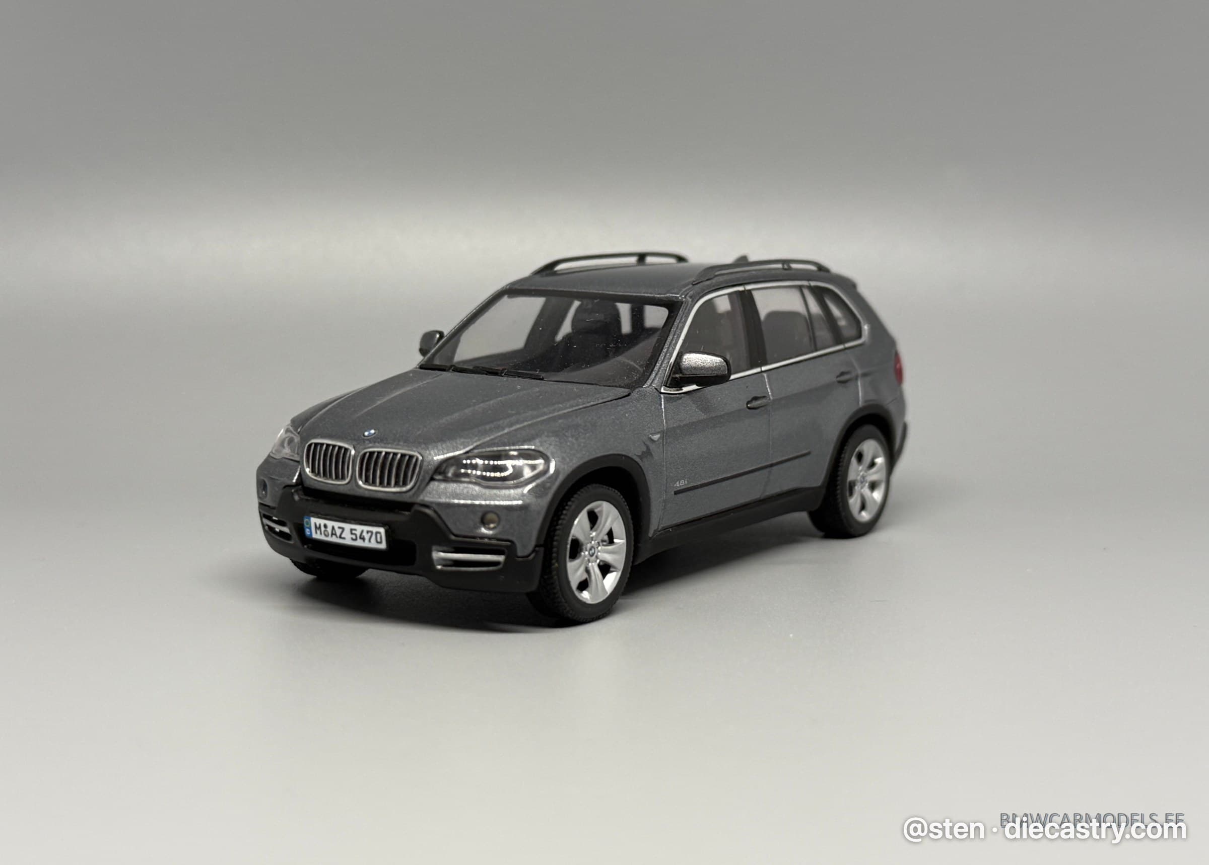 BMW X5 (E70) 1:43 scale diecast model by AUTOart in Space Grey Metallic