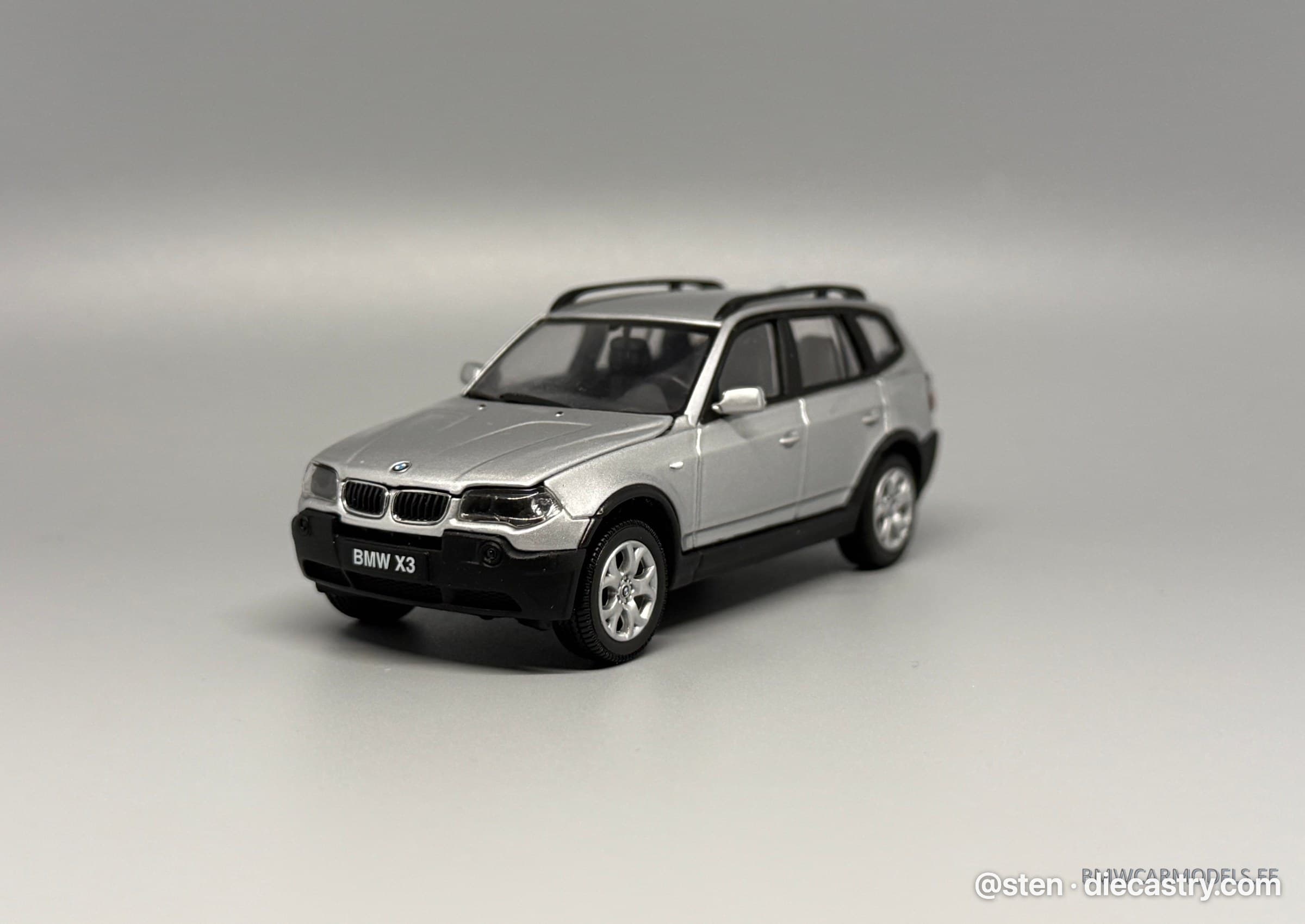 BMW X3 3.0i (E83) 1:43 scale diecast model by Kyosho