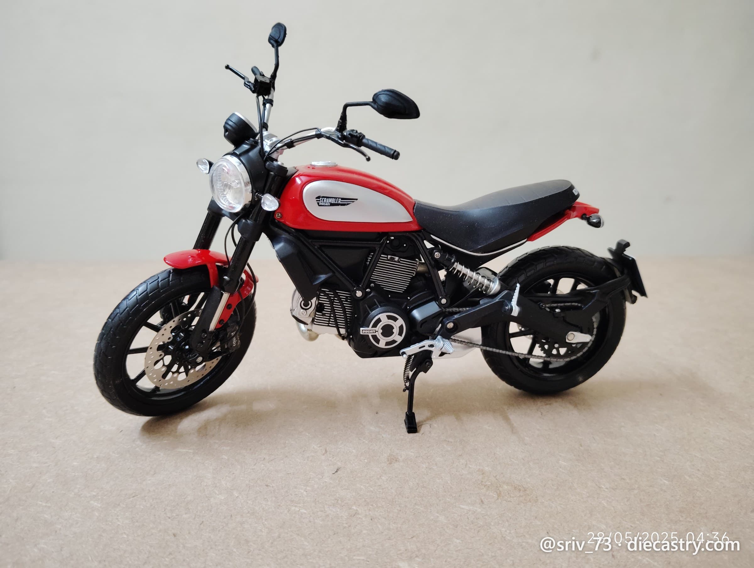 2015 Ducati Ducati Scrambler Icon 1:12 scale diecast model by TSM Models