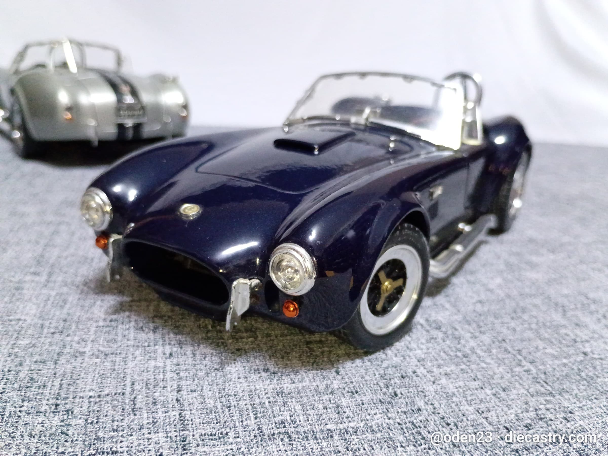 1965 Shelby Cobra 427 S/C 1:18 scale diecast model by Road Signature