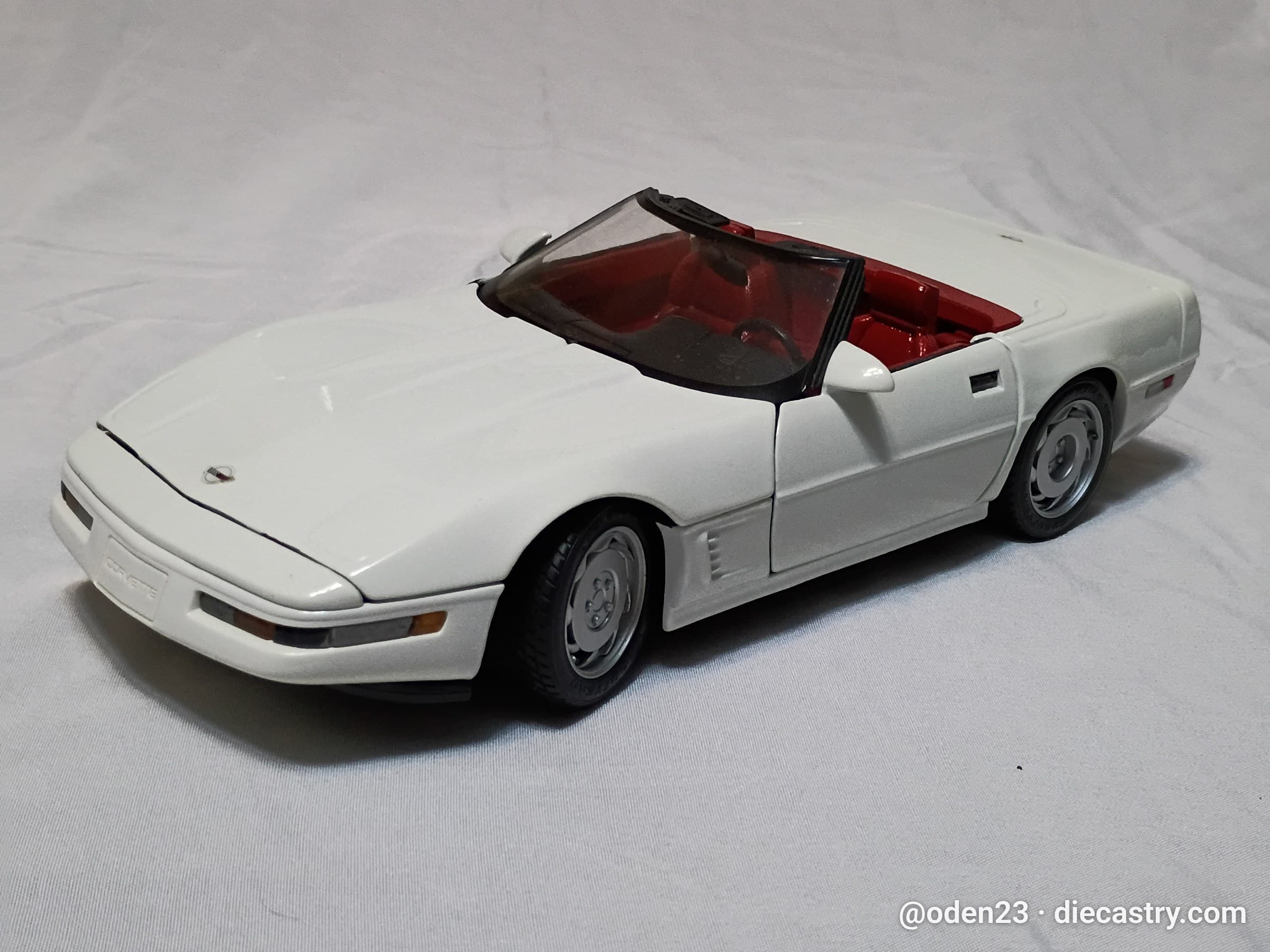 1992 Chevrolet Corvette 1:18 scale diecast model by Maisto