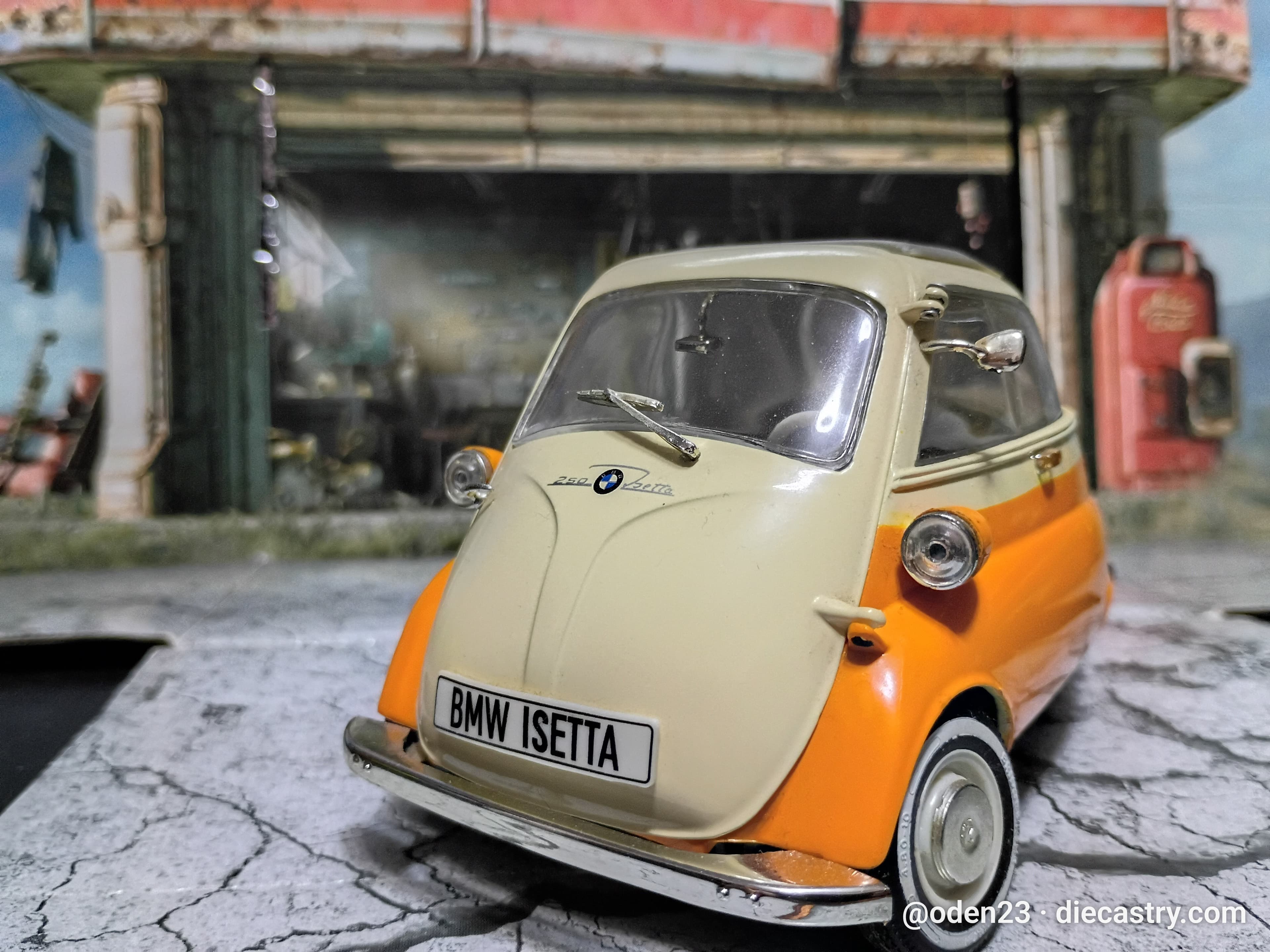 1955 BMW Isetta 1:18 scale diecast model by Revell