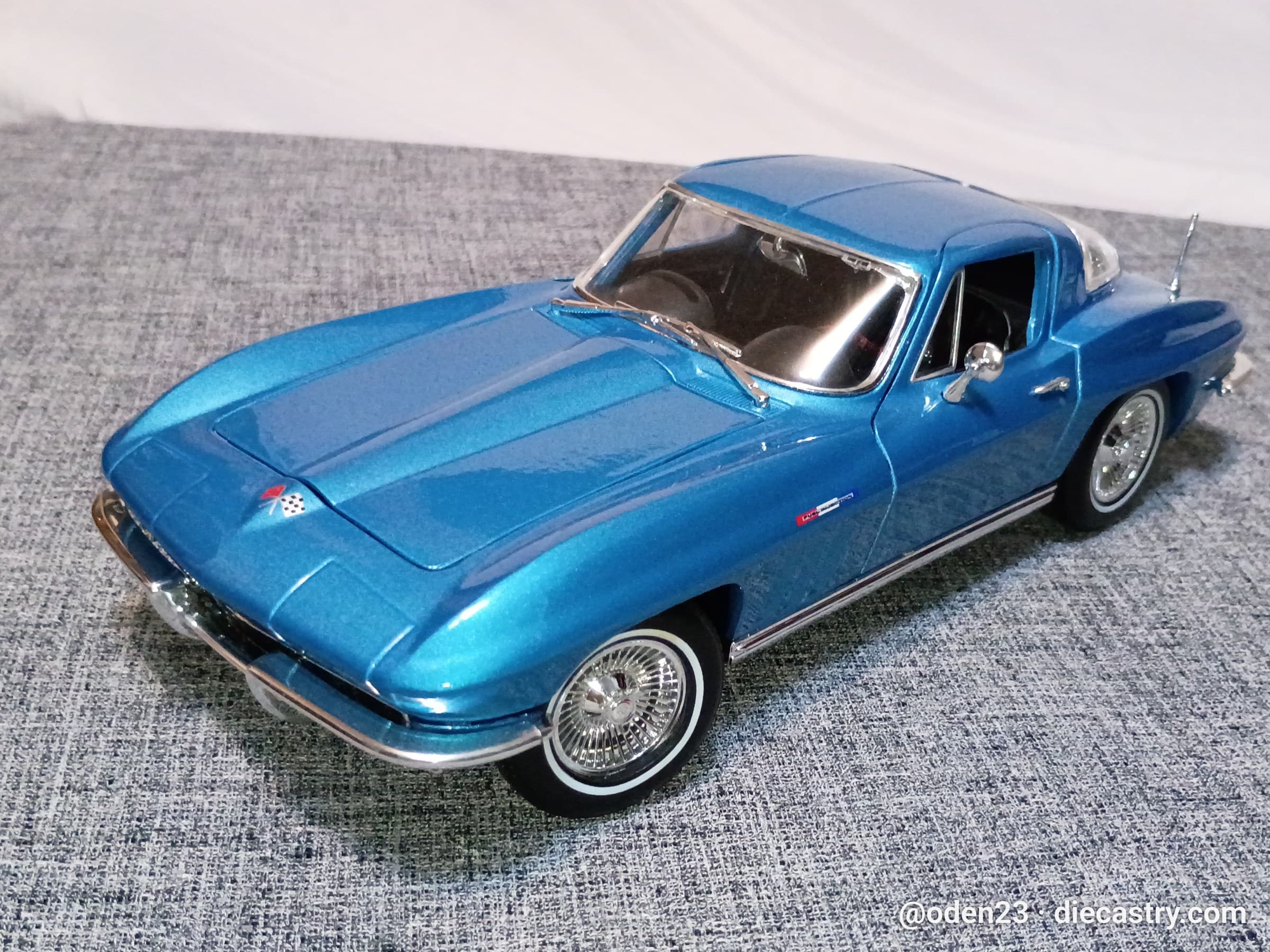 1965 Chevrolet Corvette 1:18 scale diecast model by Maisto in Nassau Blue Metallic