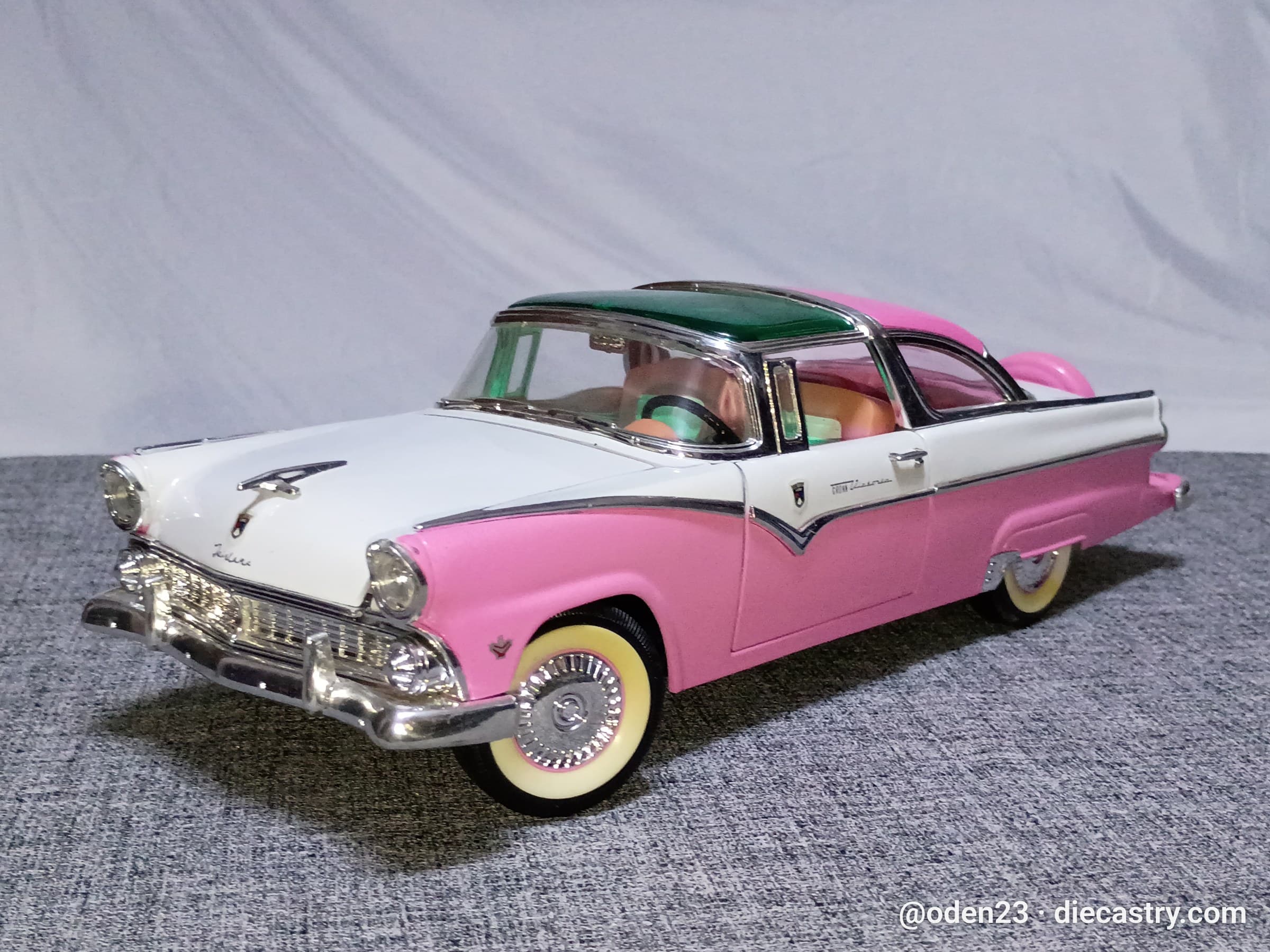 Ford Crown Victoria Skyliner 1:18 scale diecast model