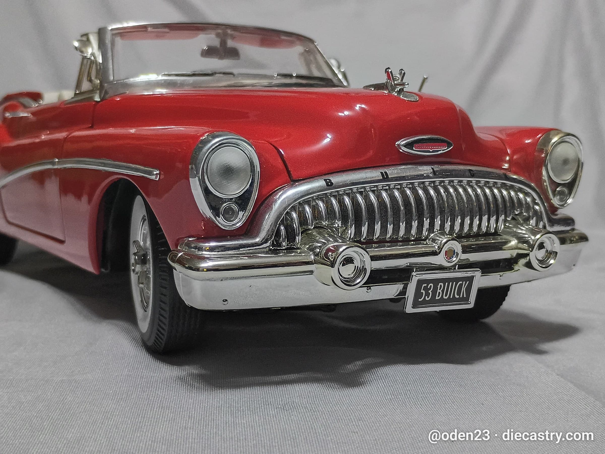 1953 Buick Roadmaster Skylark 1:18 scale diecast model by MotorMax