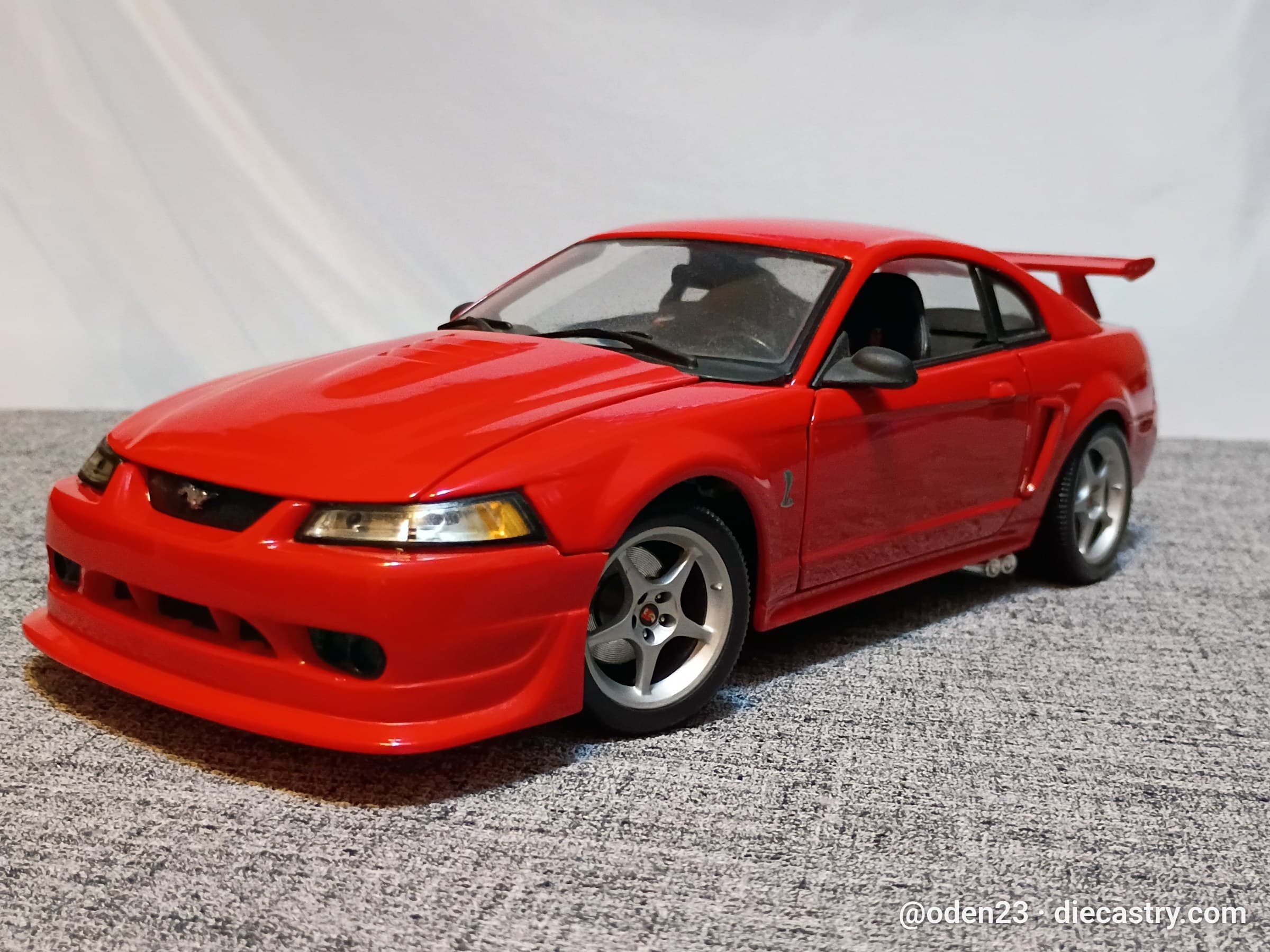 2000 Ford Mustang Cobra R 1:18 scale diecast model by Maisto