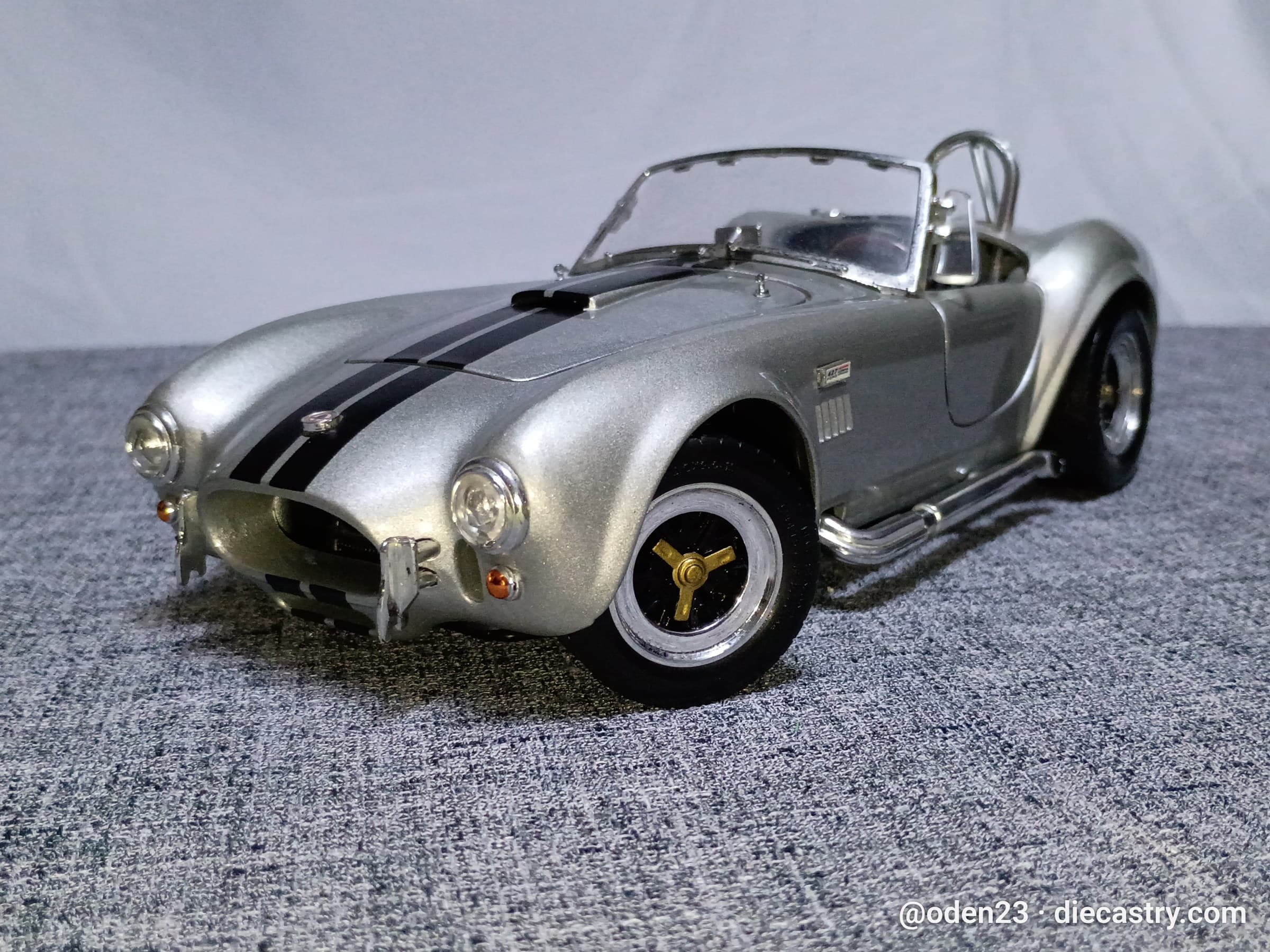 1965 Shelby Cobra 427 S/C 1:18 scale diecast model by Road Signature