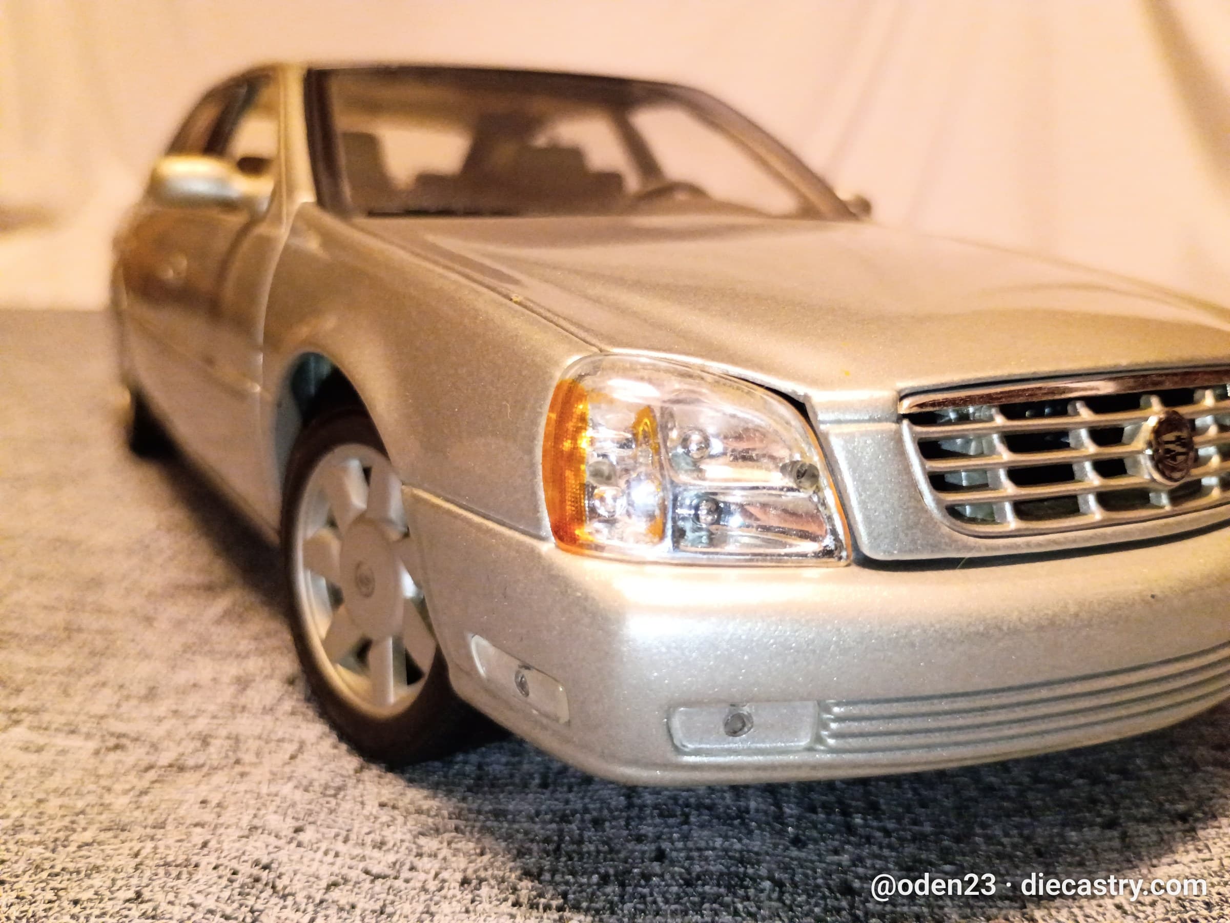 2000 Cadillac Deville 1:18 scale diecast model by Maisto