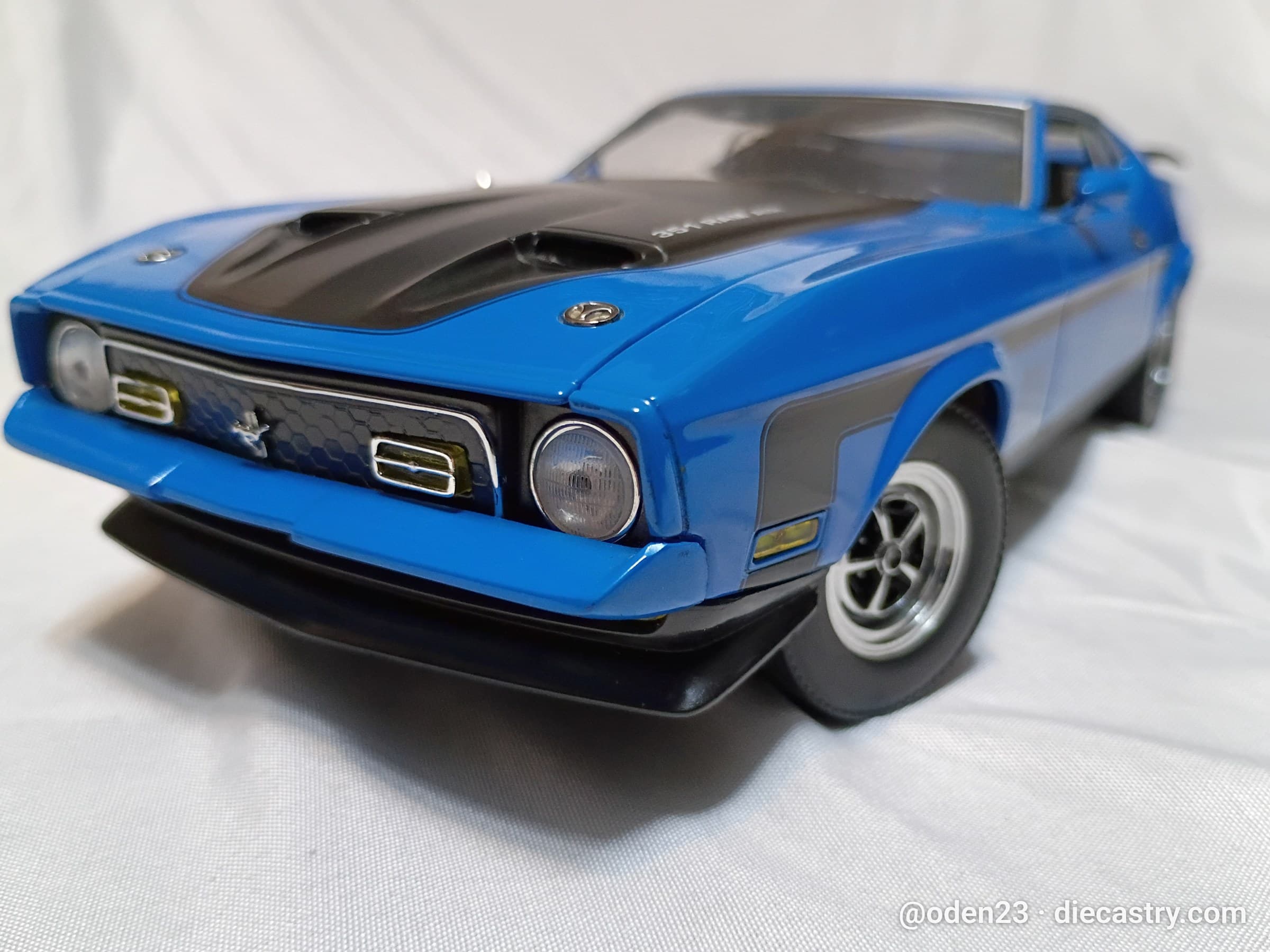 1971 Ford Mustang Mach 1 1:18 scale diecast model by Sun Star in Grabber Blue