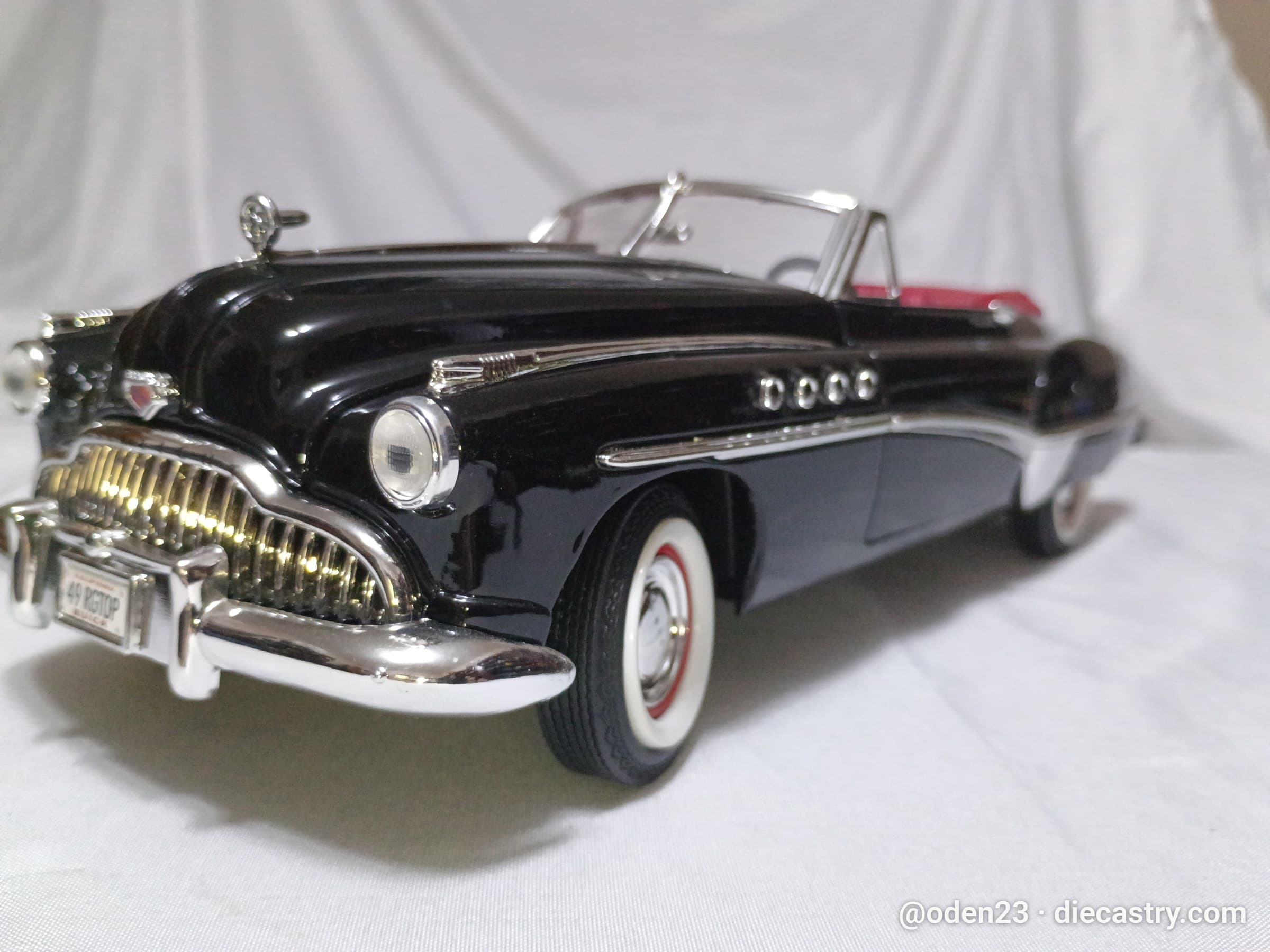 1949 Buick Roadmaster 1:18 scale diecast model by MotorMax