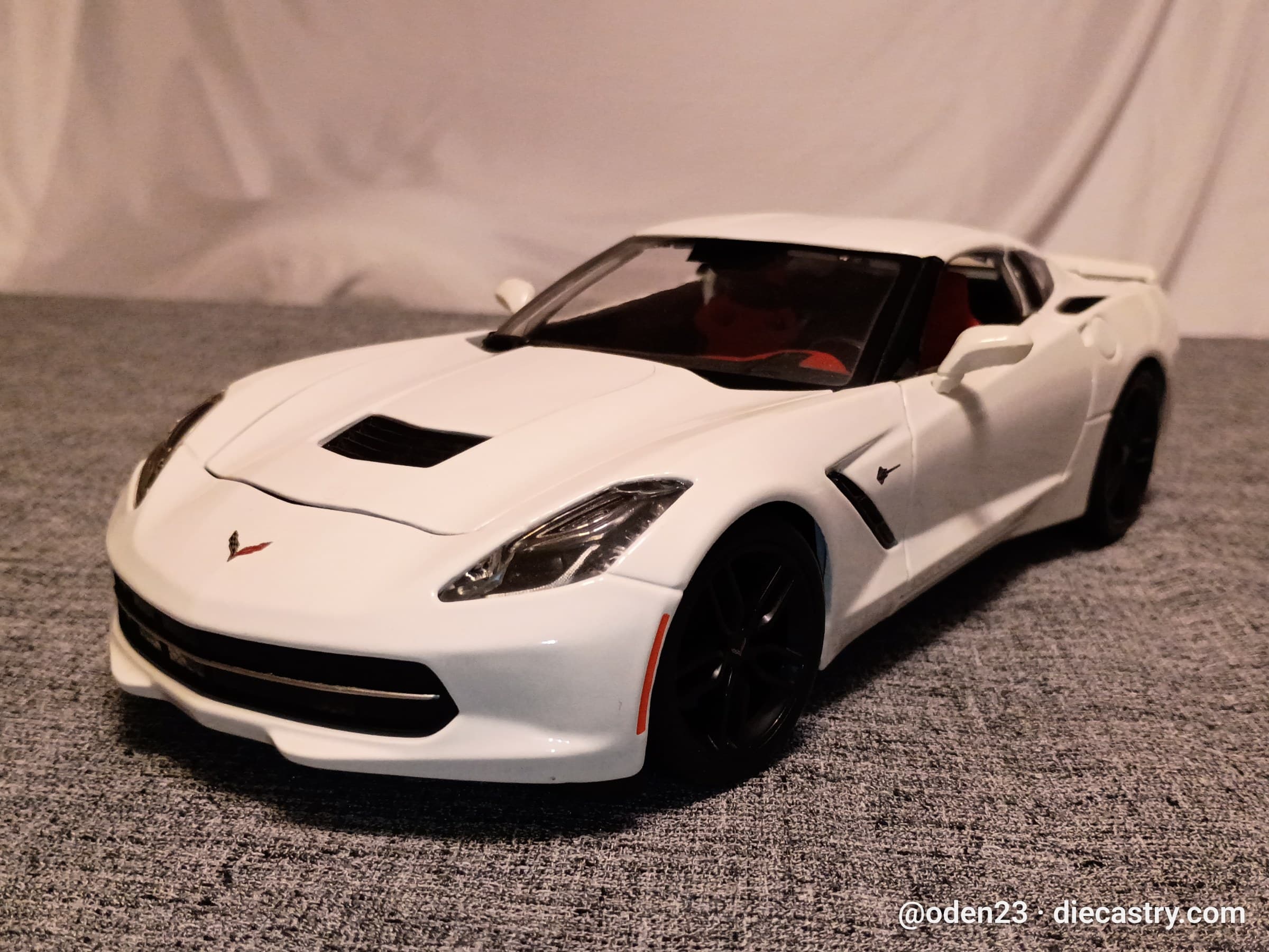2014 Chevrolet Corvette 1:18 scale diecast model by Maisto