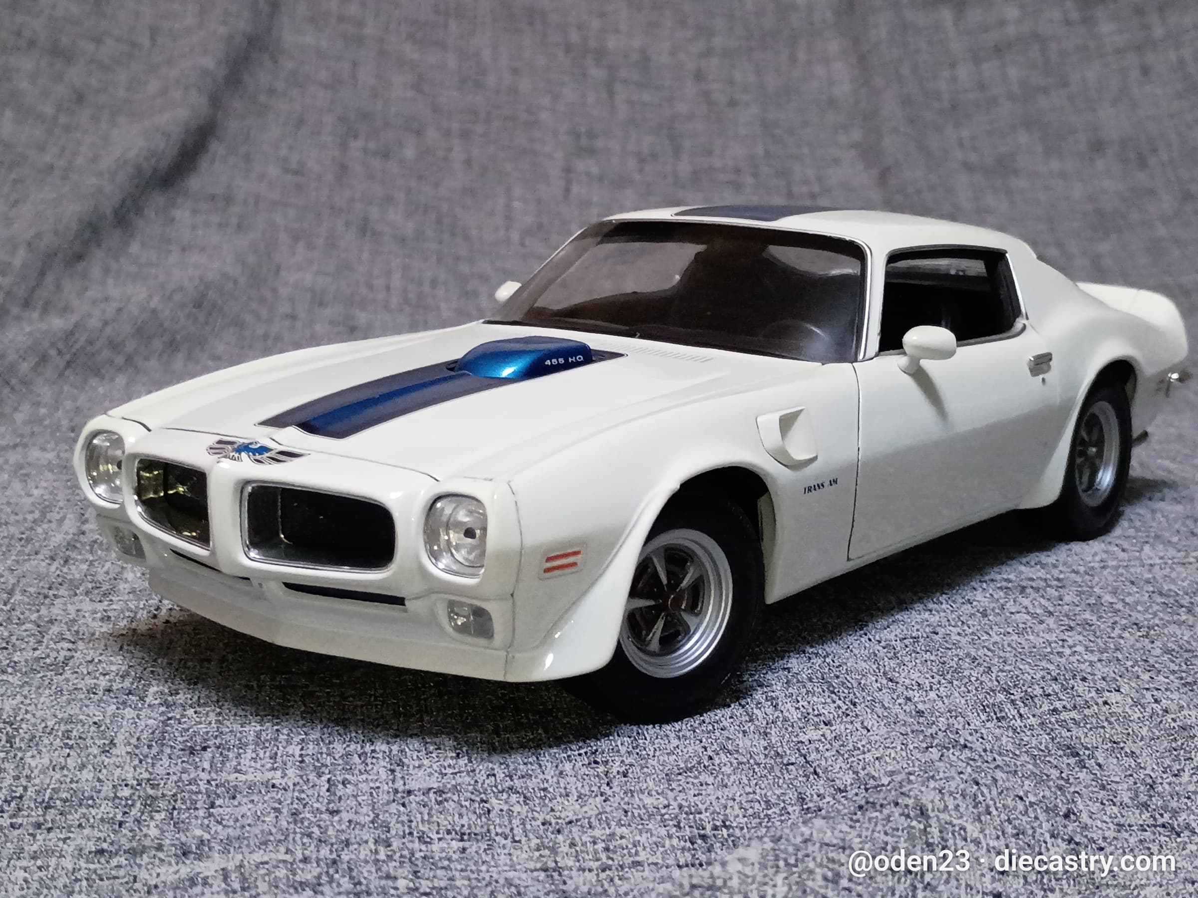 Pontiac Trans Am 1:18 scale diecast model