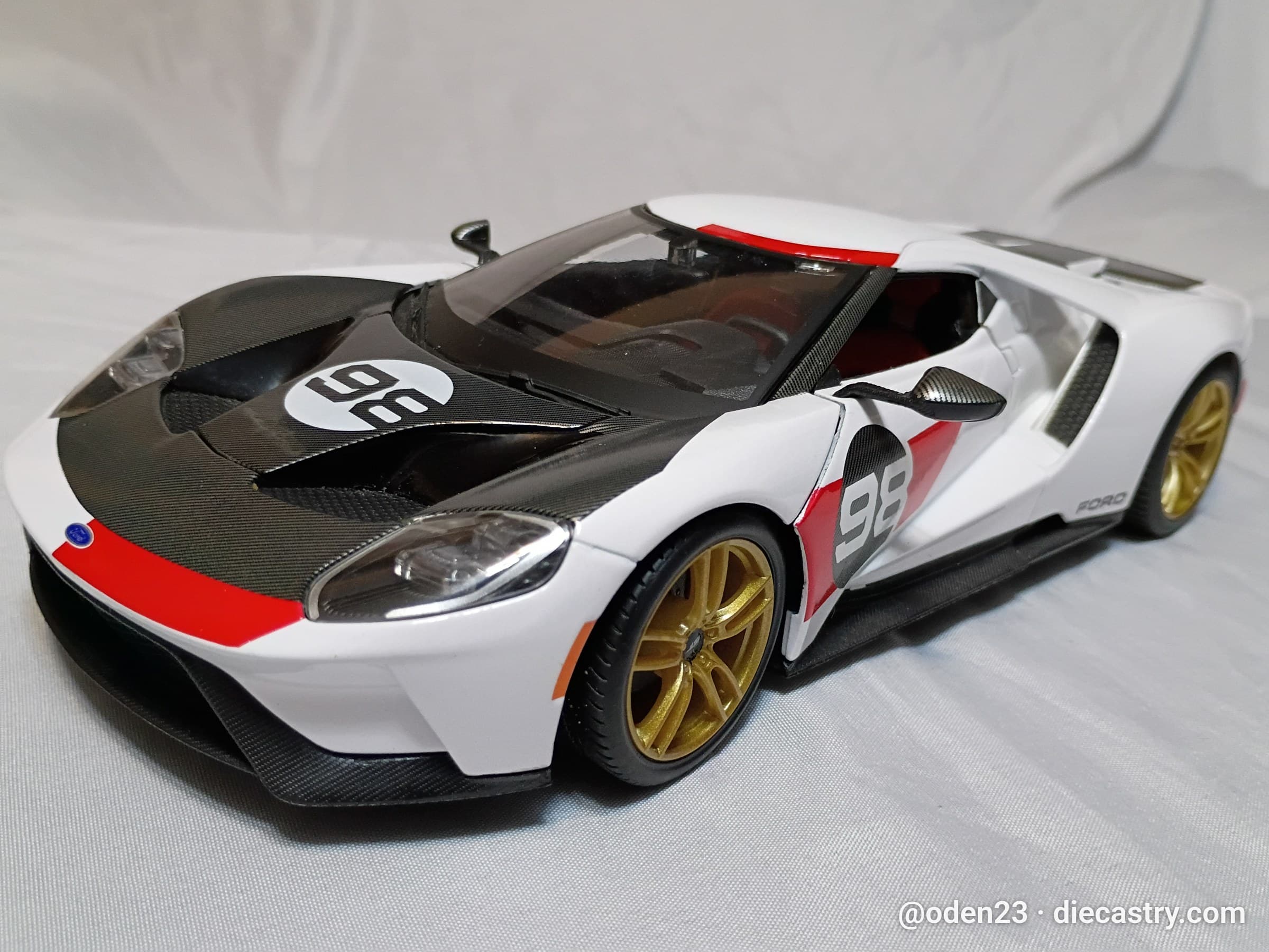 2021 Ford GT Heritage Edition 1:18 scale diecast model by Maisto