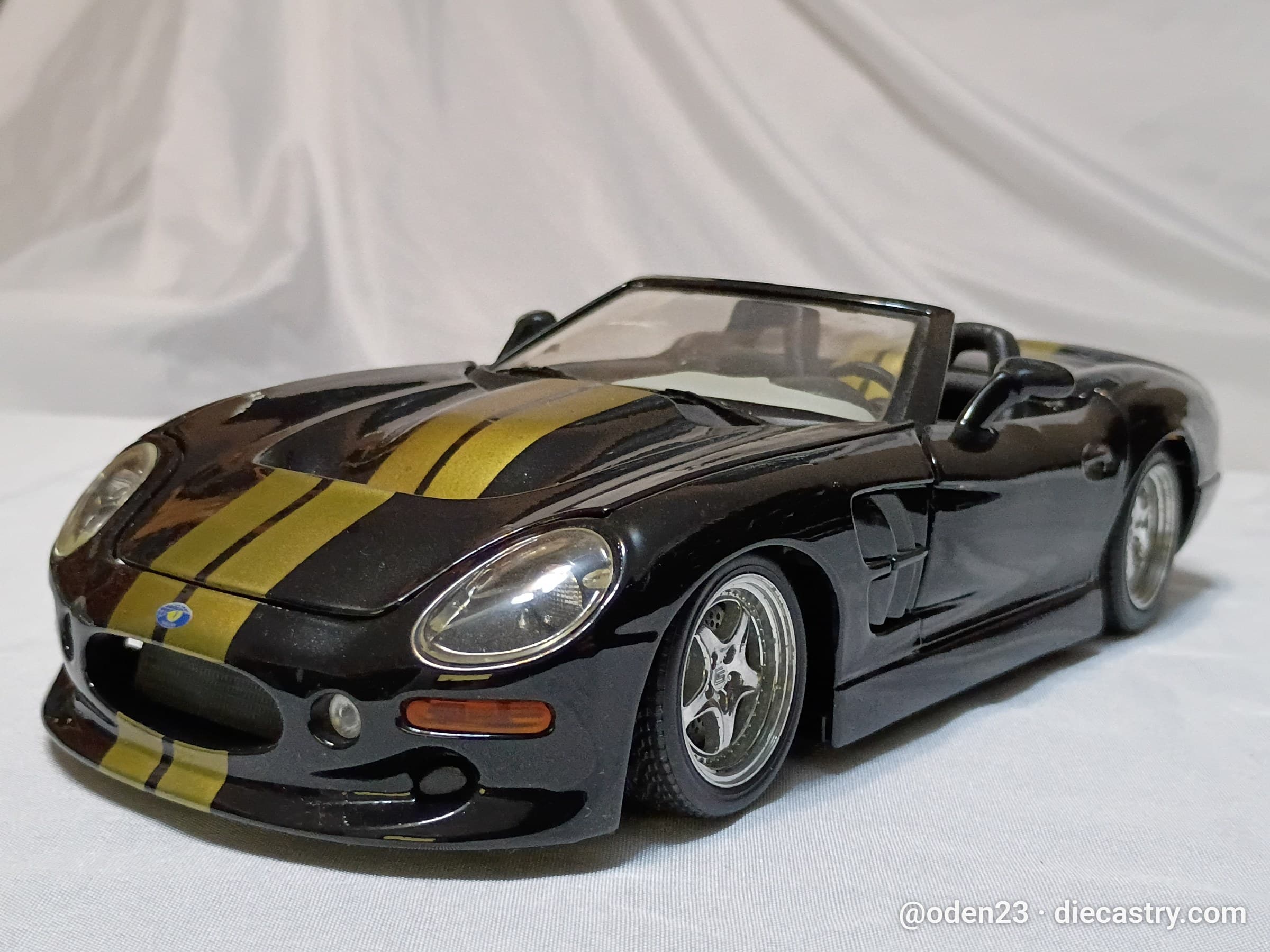 1999 Shelby Series 1 1:18 scale diecast model by Maisto in Black w/gold stripes