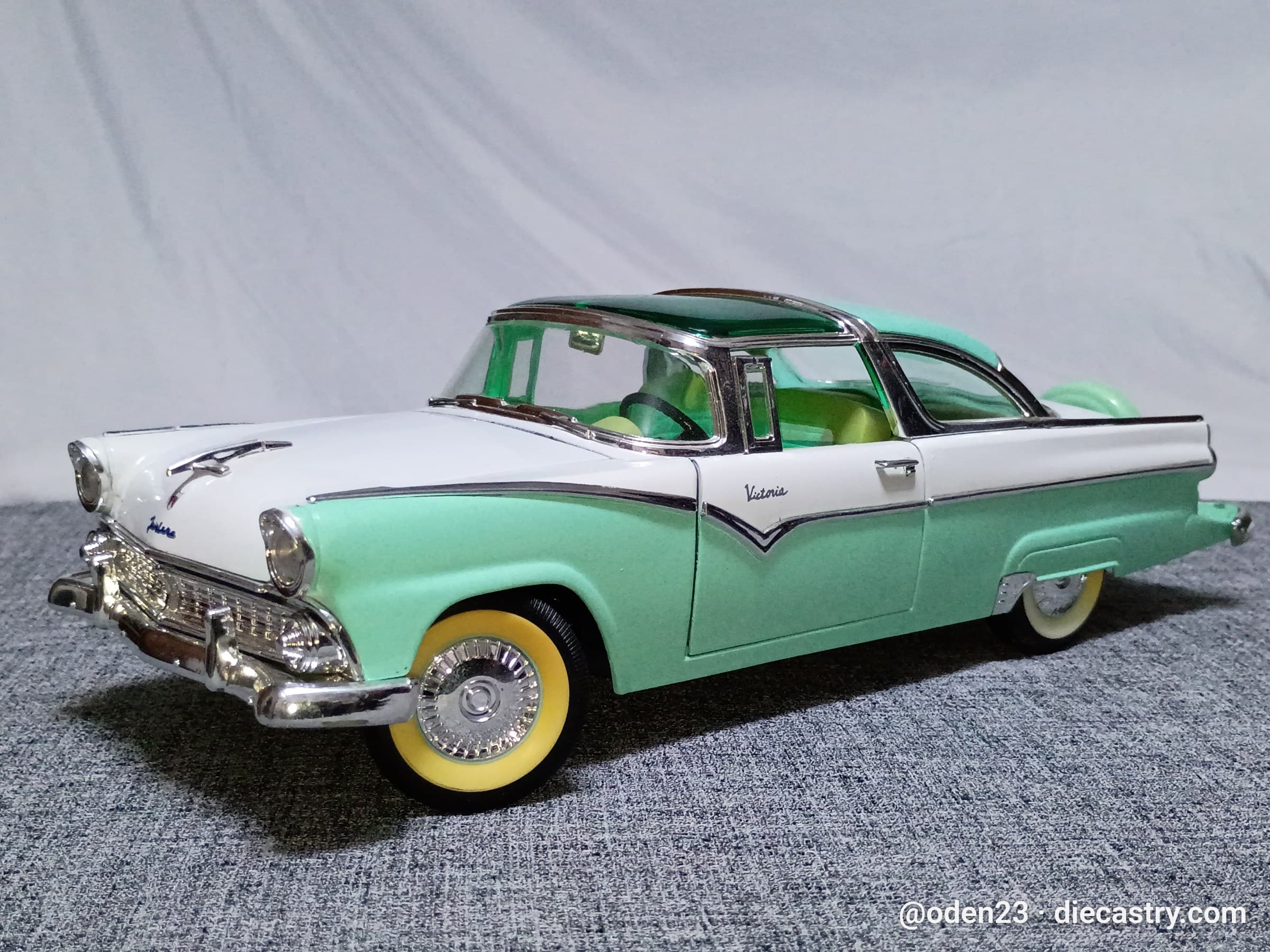 Ford Crown Victoria Skyliner 1:18 scale diecast model