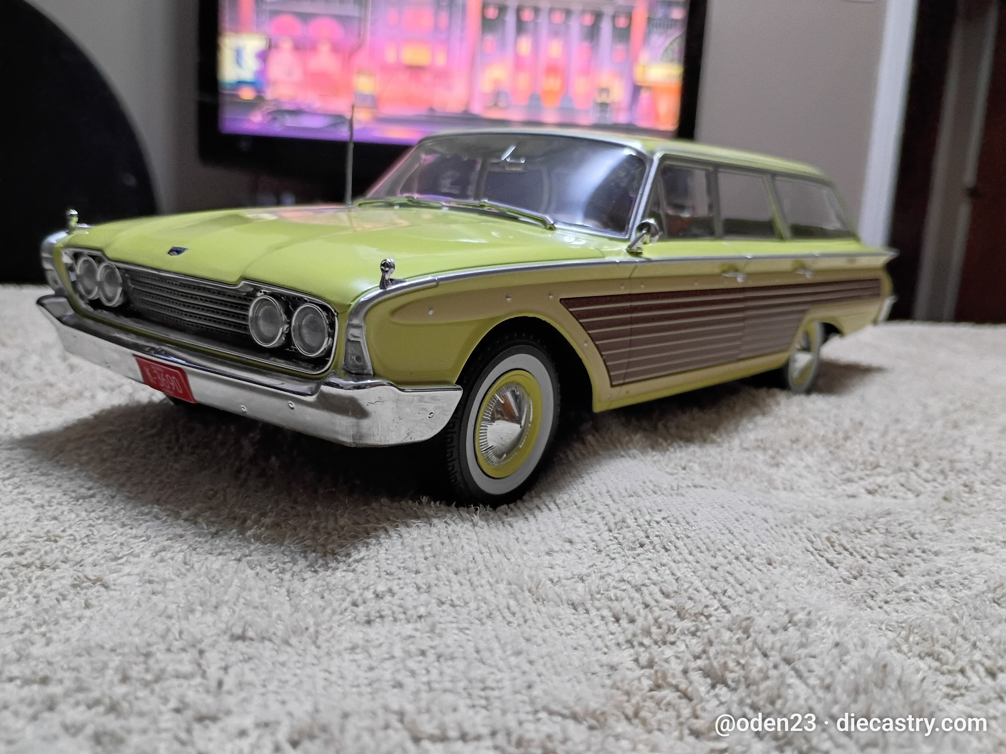 1960 Ford Country Squire 1:18 scale diecast model by Model Car Group