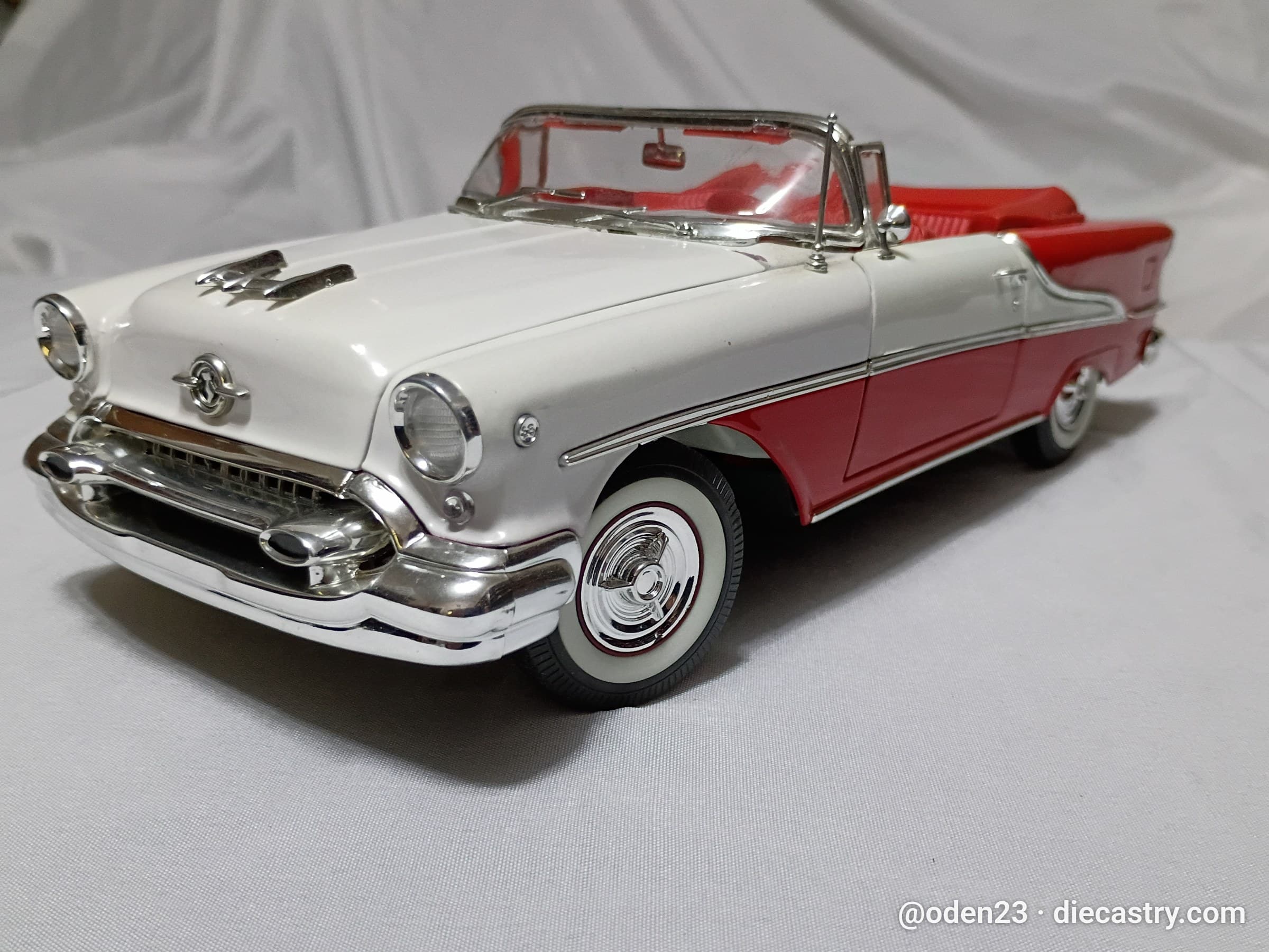 1955 Oldsmobile Super 88 1:18 scale diecast model by Welly in 2 tone white/red