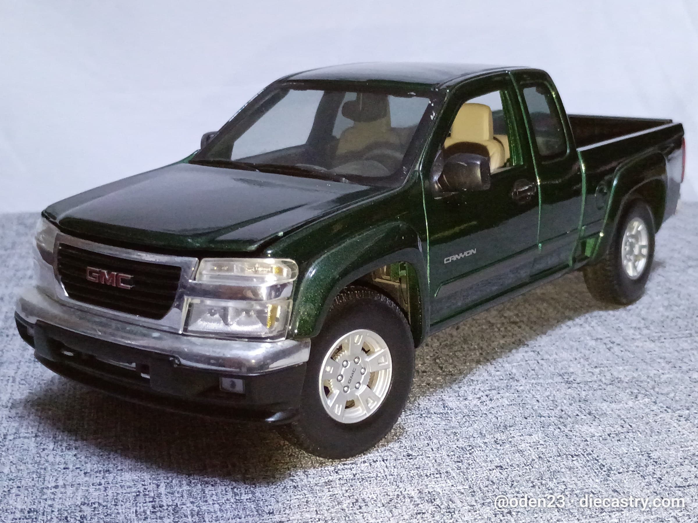 2004 GMC Canyon 1:18 scale diecast model by Maisto in Polo Green