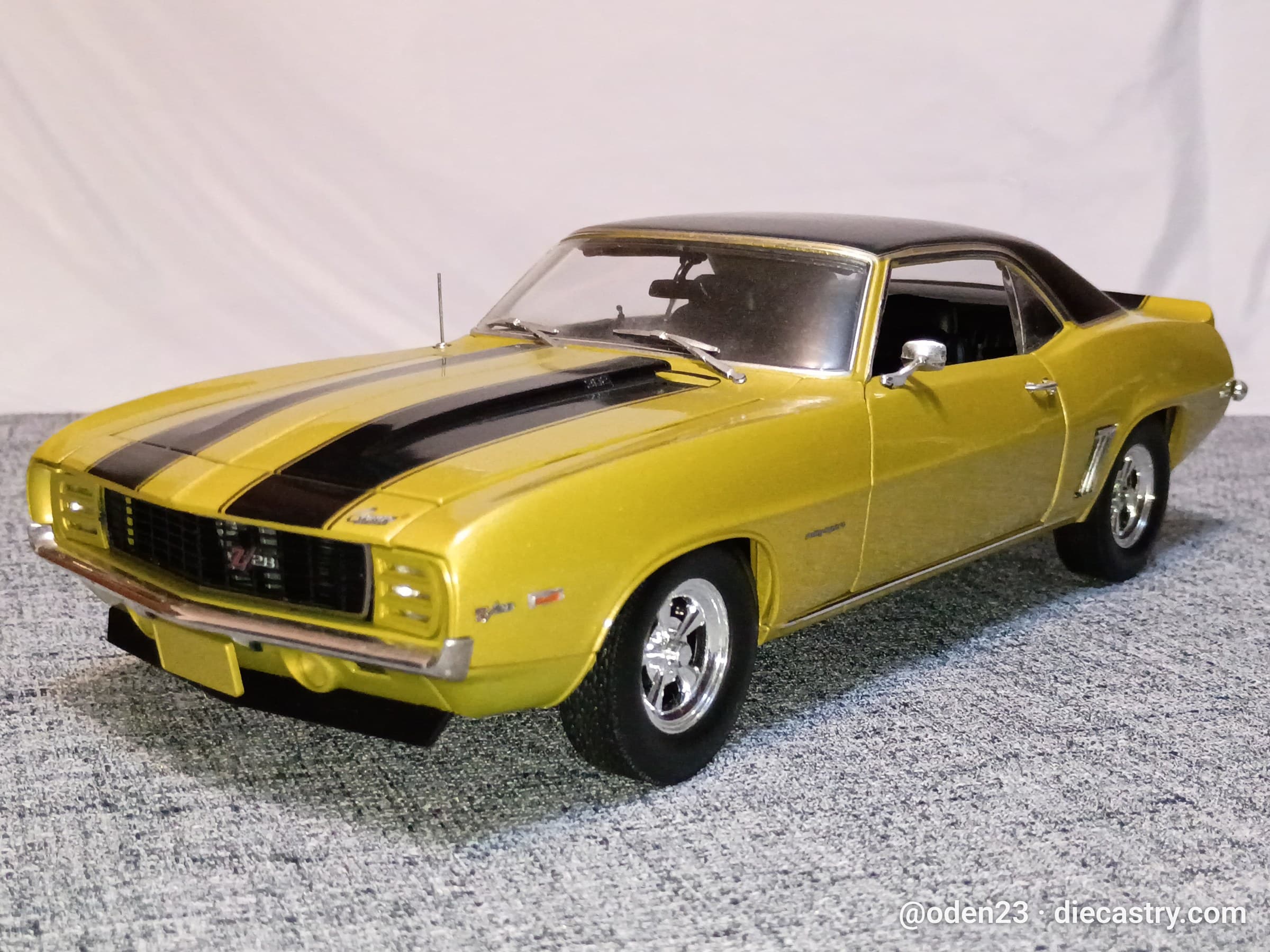 Chevrolet Camaro Z/28 1:18 scale diecast model