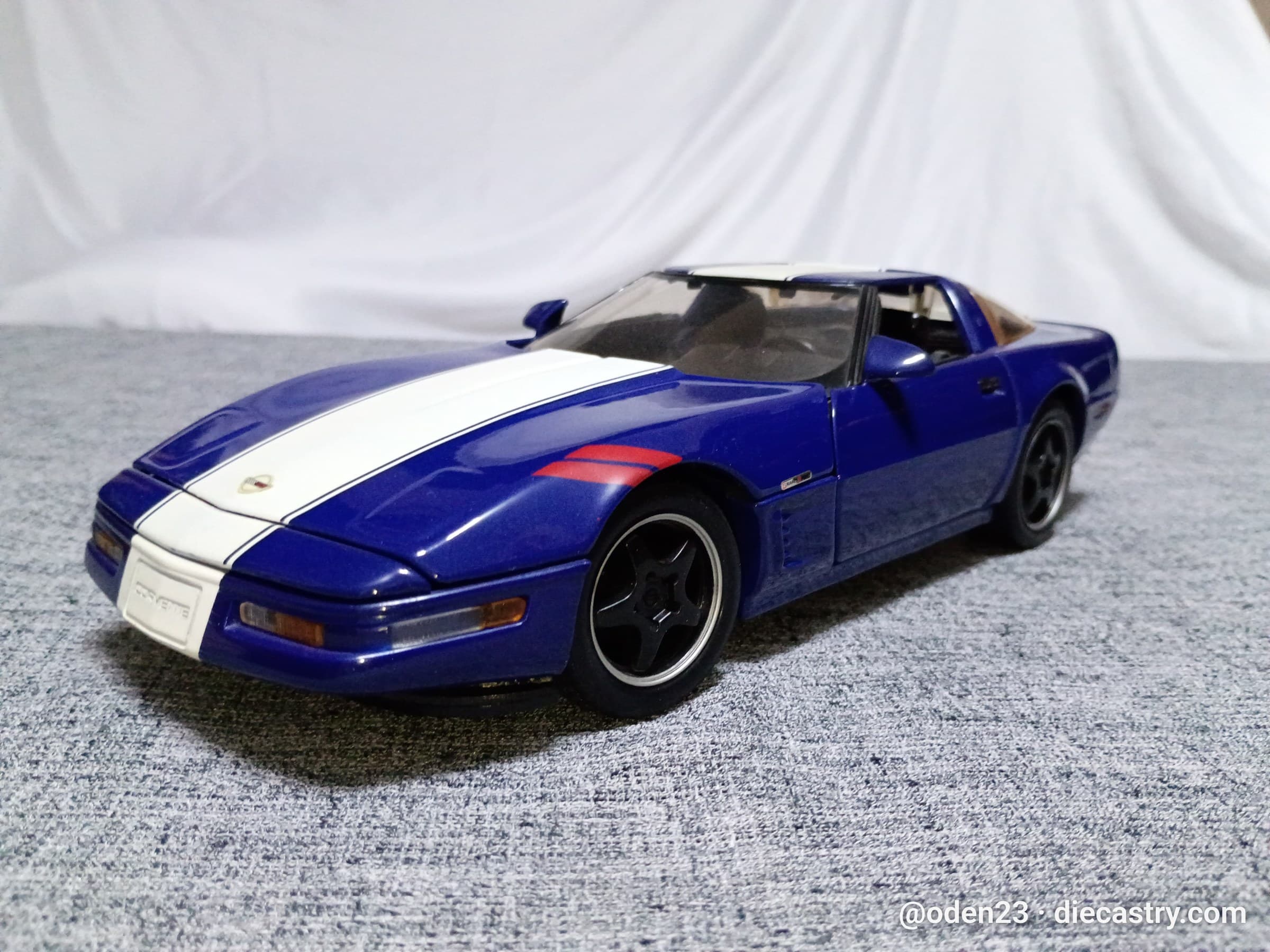 1996 Chevrolet Corvette Grand Sport 1:18 scale diecast model by Maisto in Admiral Blue Metallic