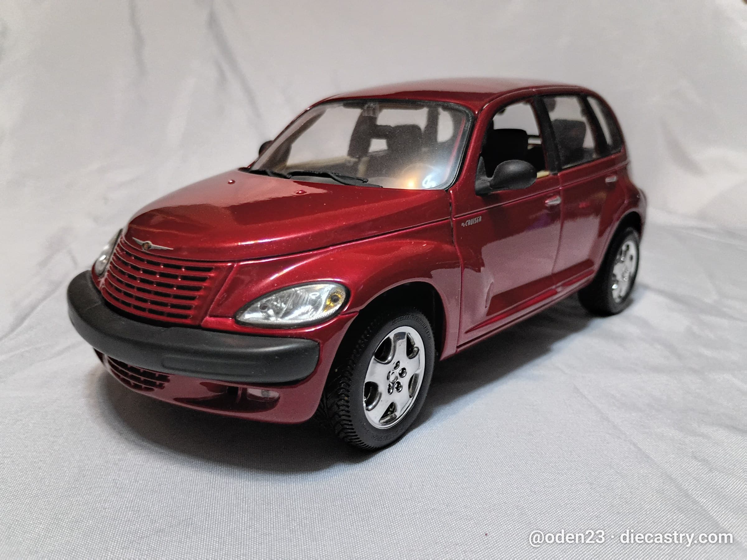 2001 Chrysler PT Cruiser 1:18 scale diecast model by Maisto