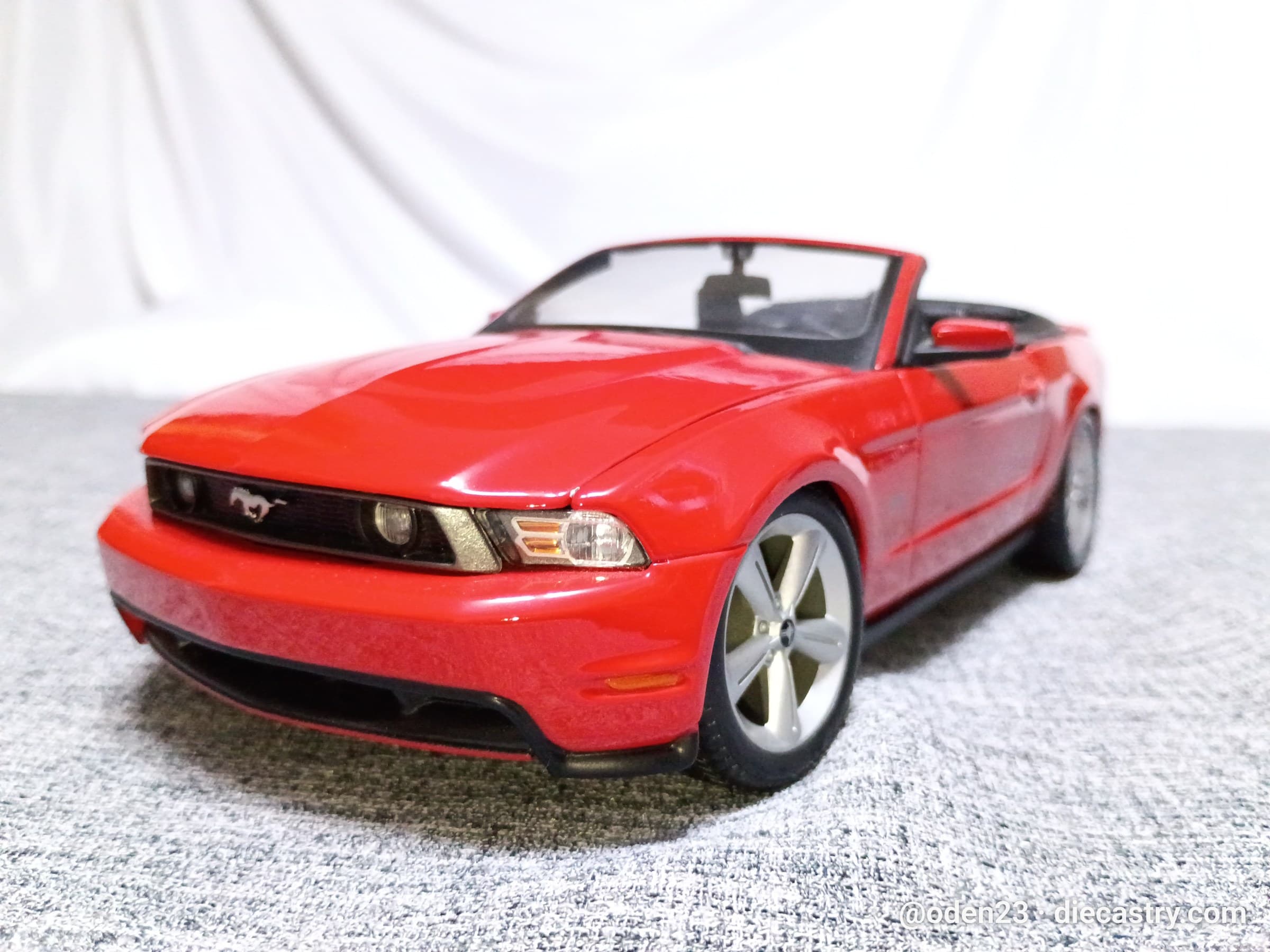 2010 Ford Mustang GT 1:18 scale diecast model by Maisto