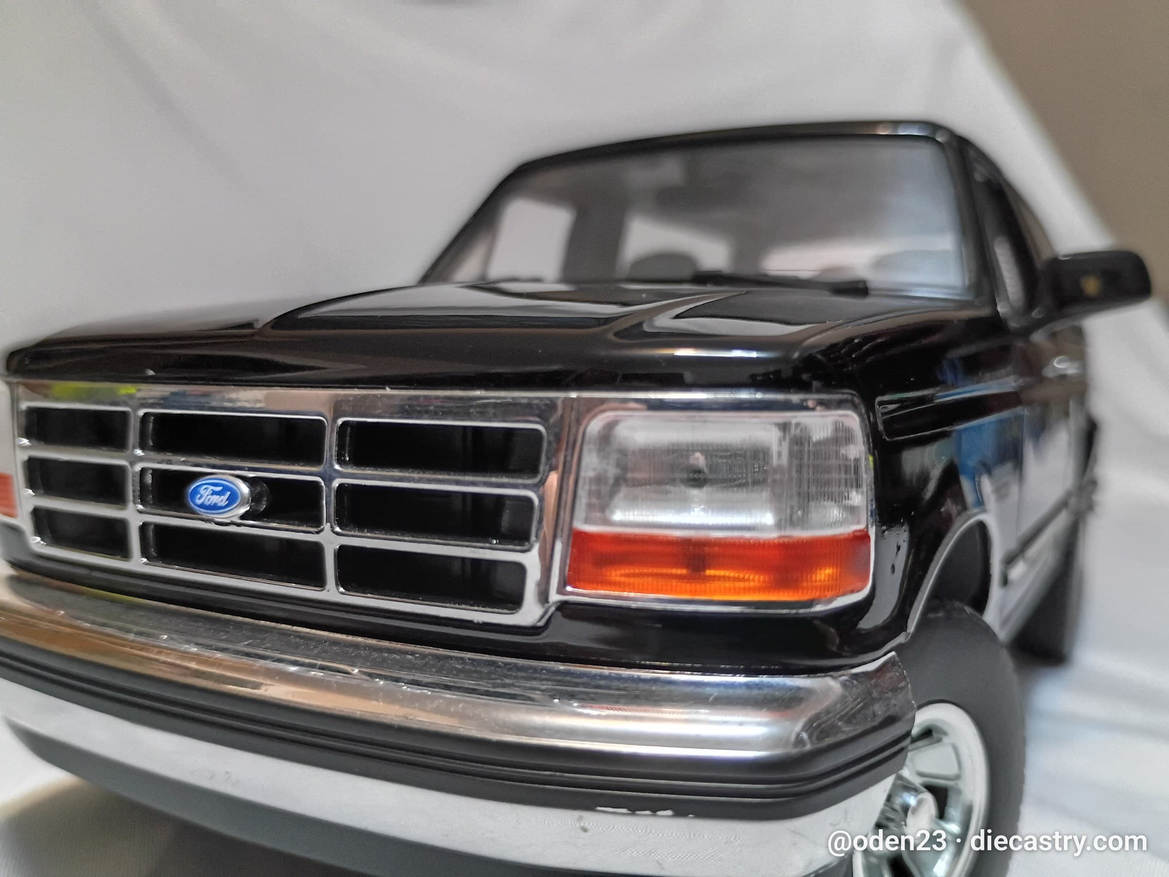 1995 Ford Bronco 1:18 scale diecast model by Greenlight Collectibles