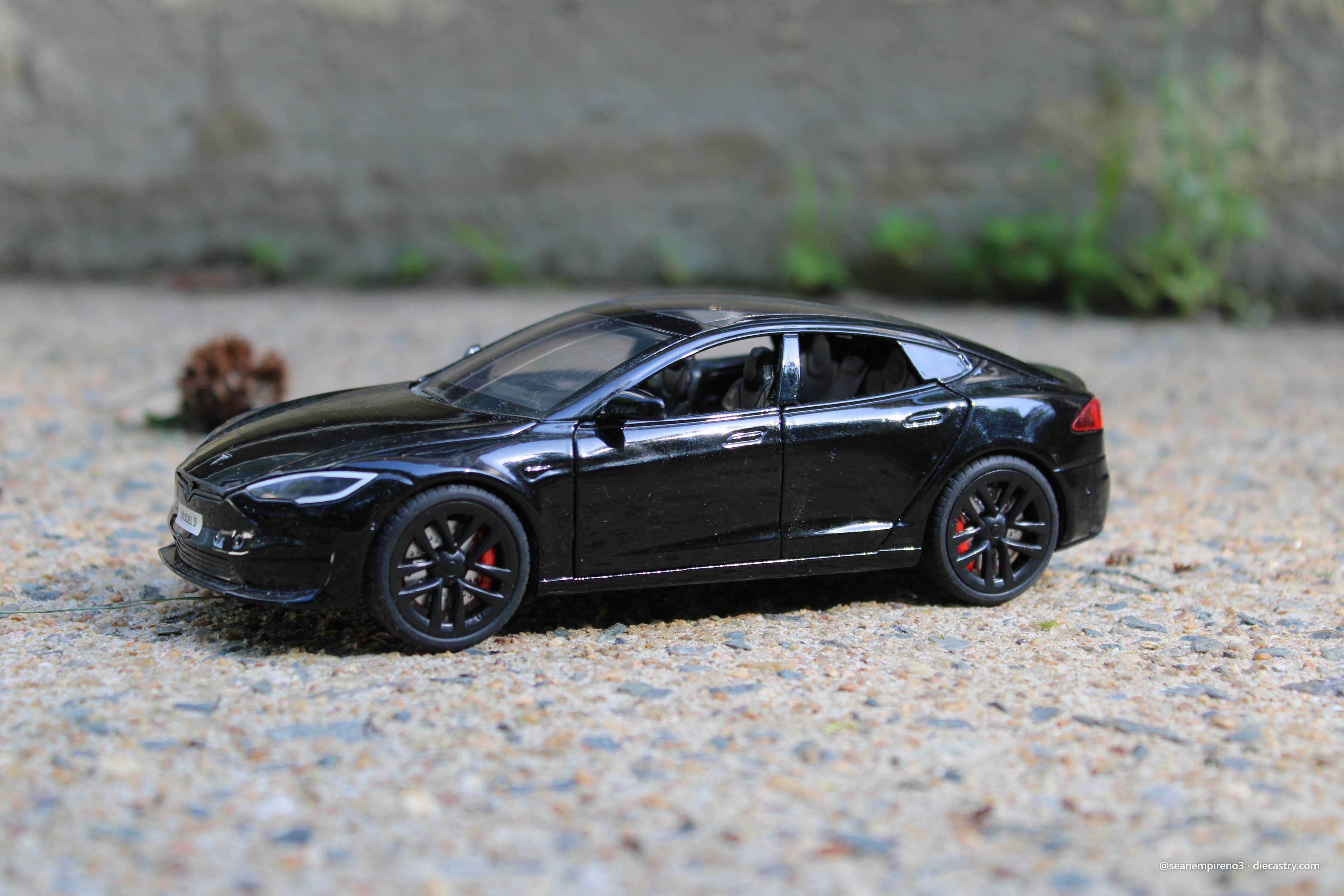 Tesla Model S 1:24 scale diecast model