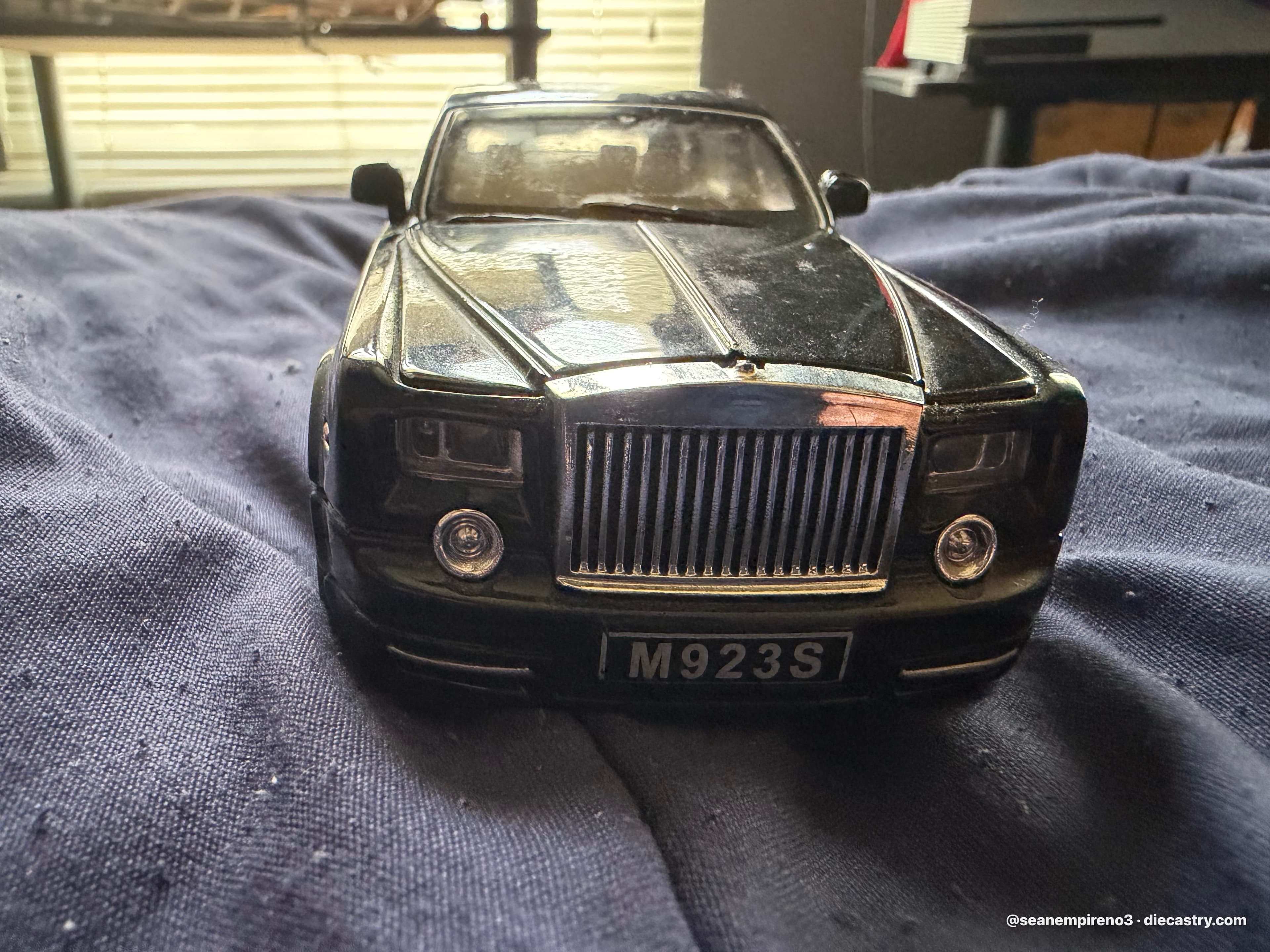 Rolls-Royce Phantom VII 1:24 scale diecast model