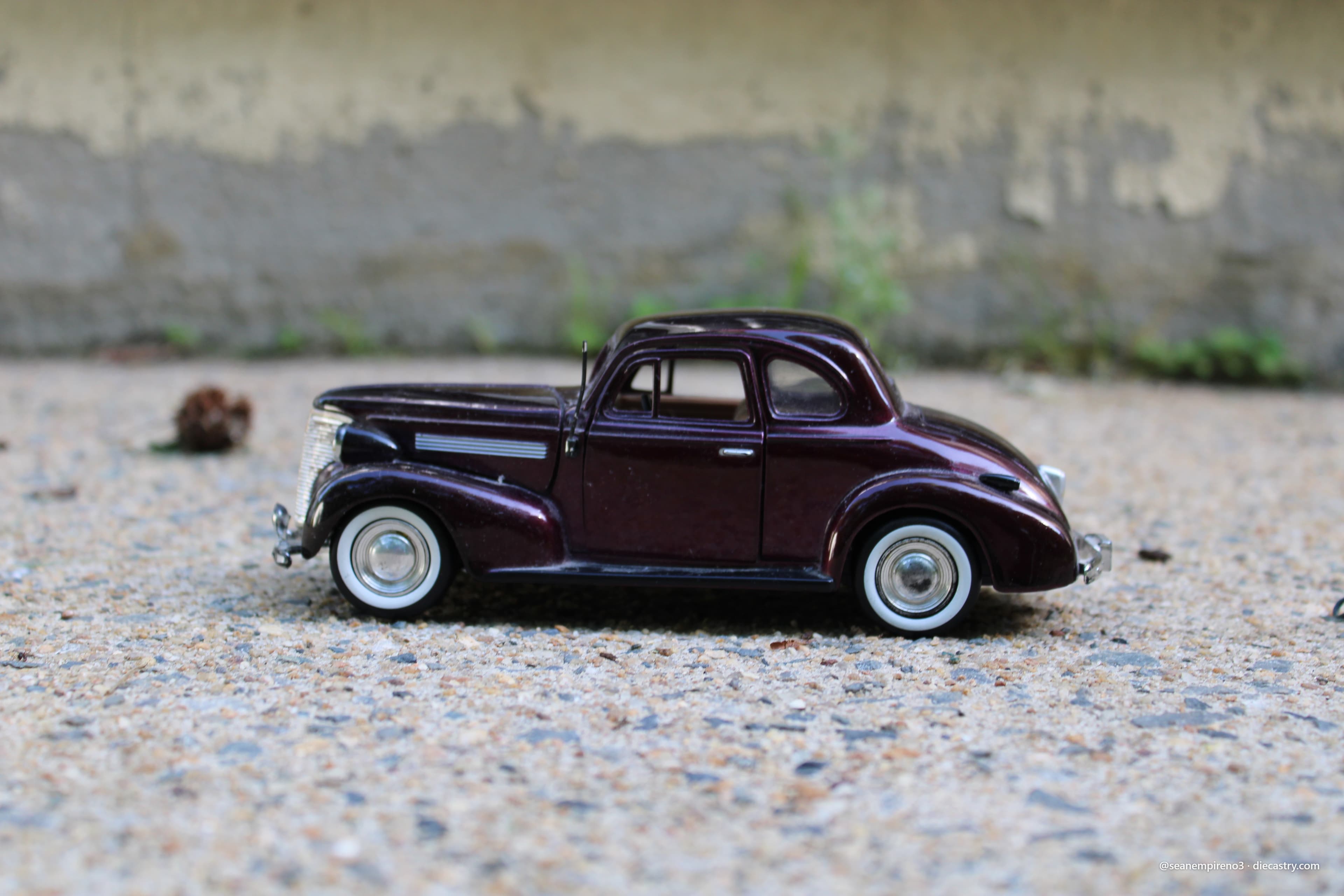 1939 Chevrolet Master Coupe 1:24 scale diecast model by MotorMax in Burgundy