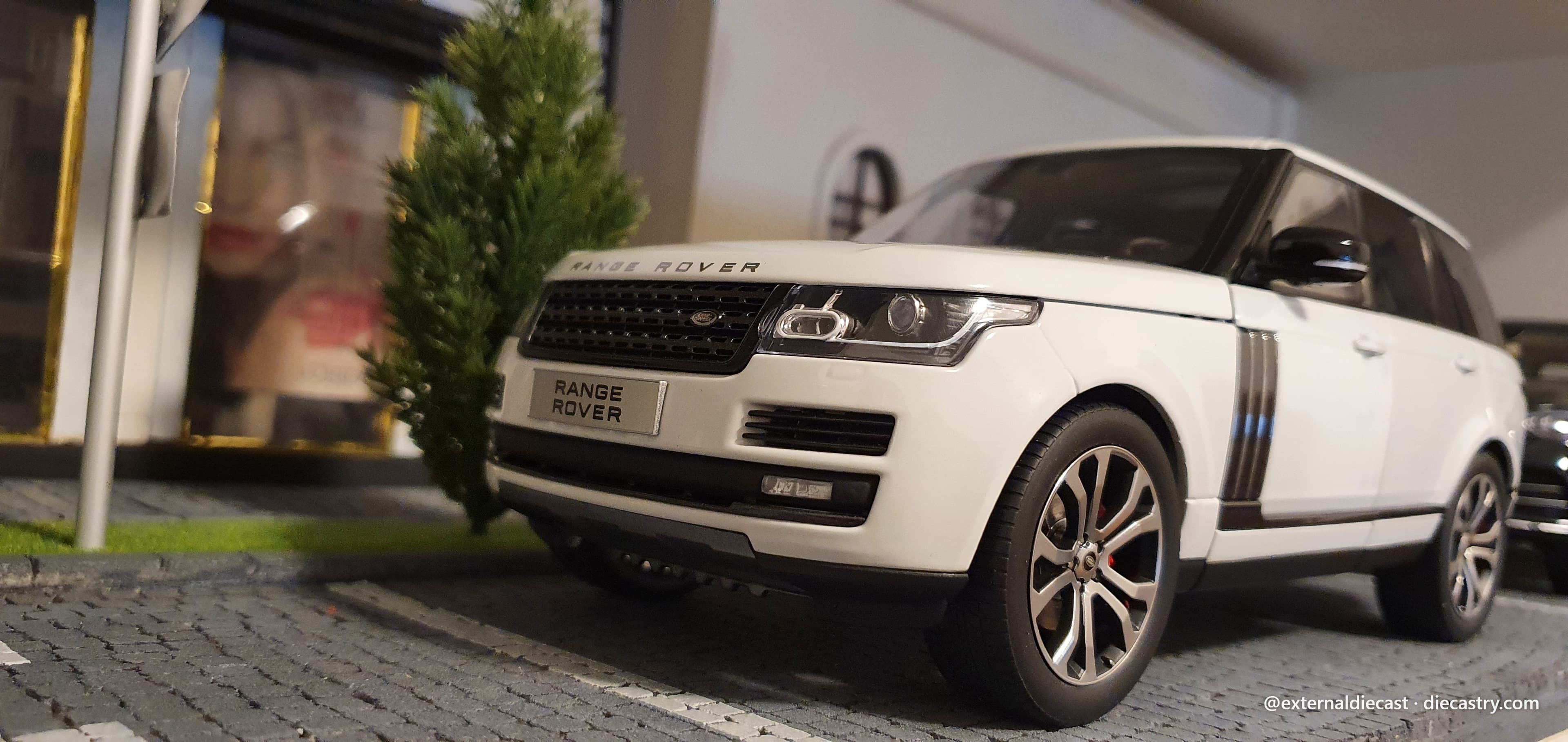 2017 Land Rover Range Rover SV Autobiography 1:18 scale diecast model by LCD Models
