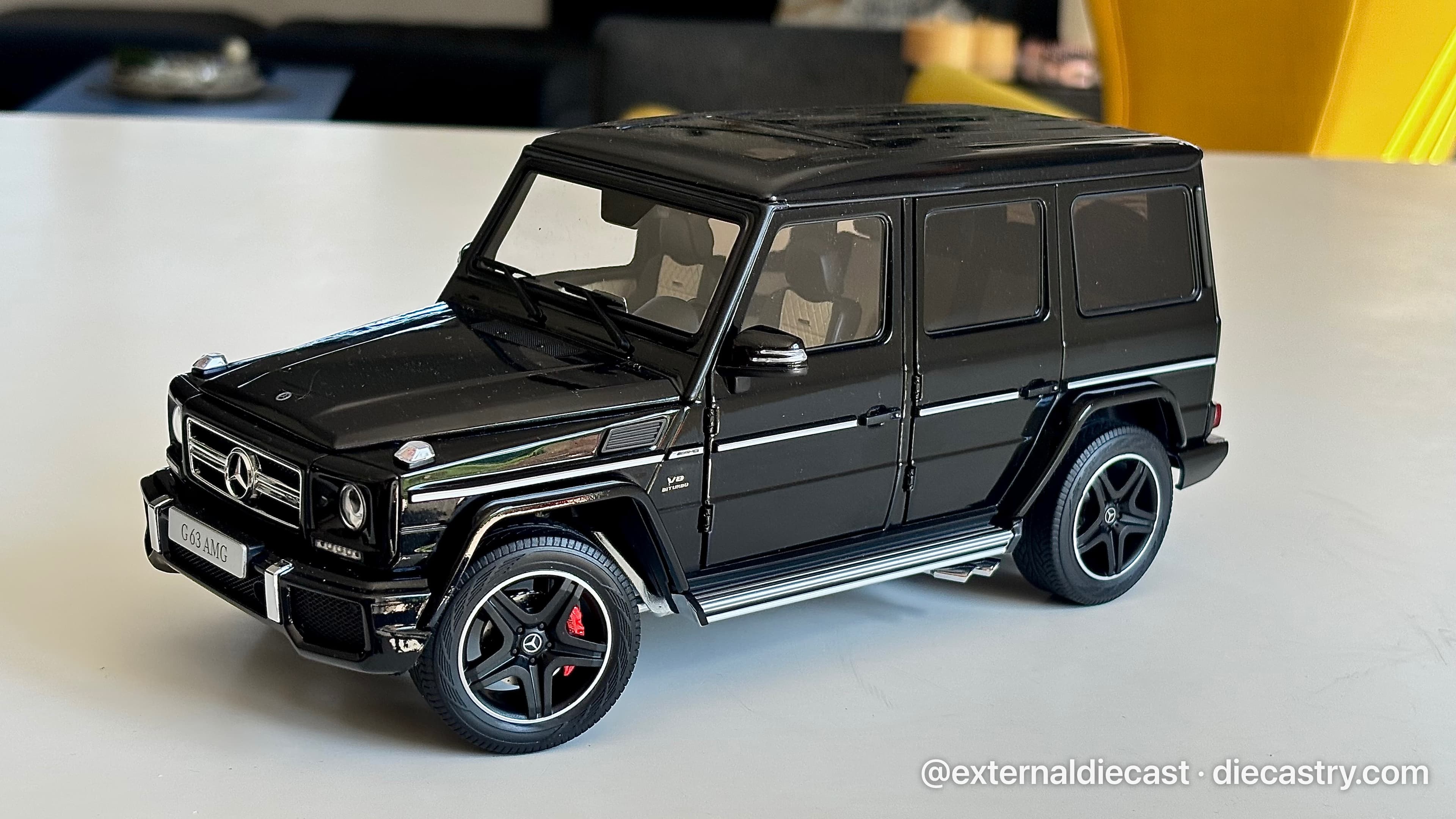 Mercedes-Benz G-Class W463 1:18 scale diecast model