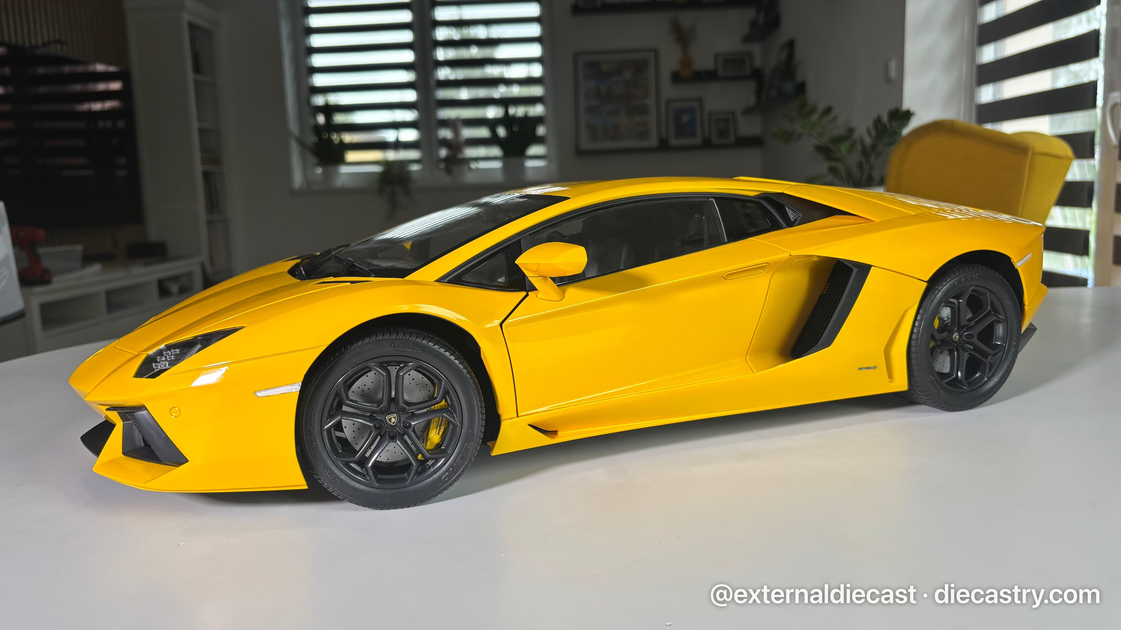 2011 Lamborghini Aventador Lp700-4 1:8 scale diecast model by Pocher in Giallo Orion