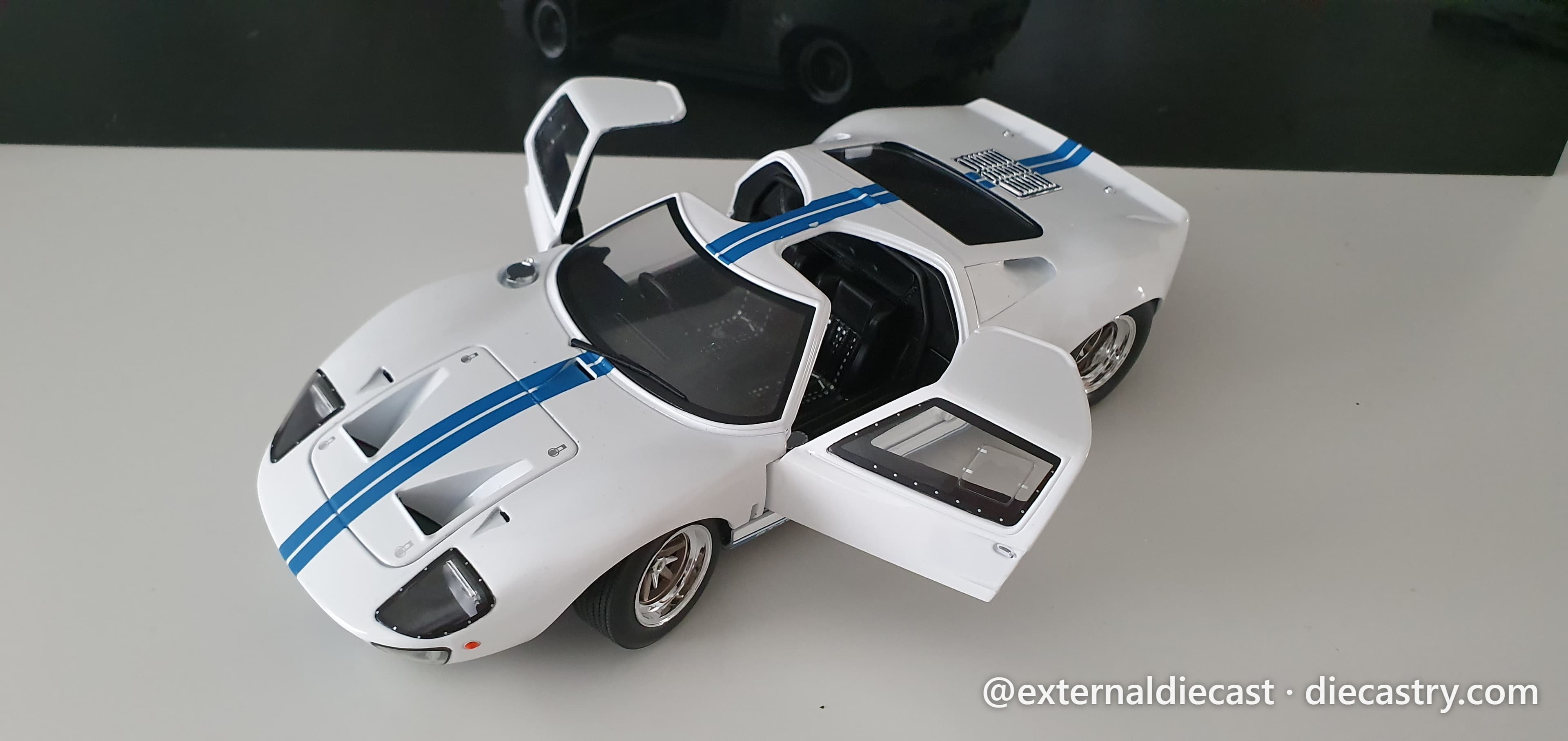 Ford GT40 Wide Body 1:18 scale diecast model