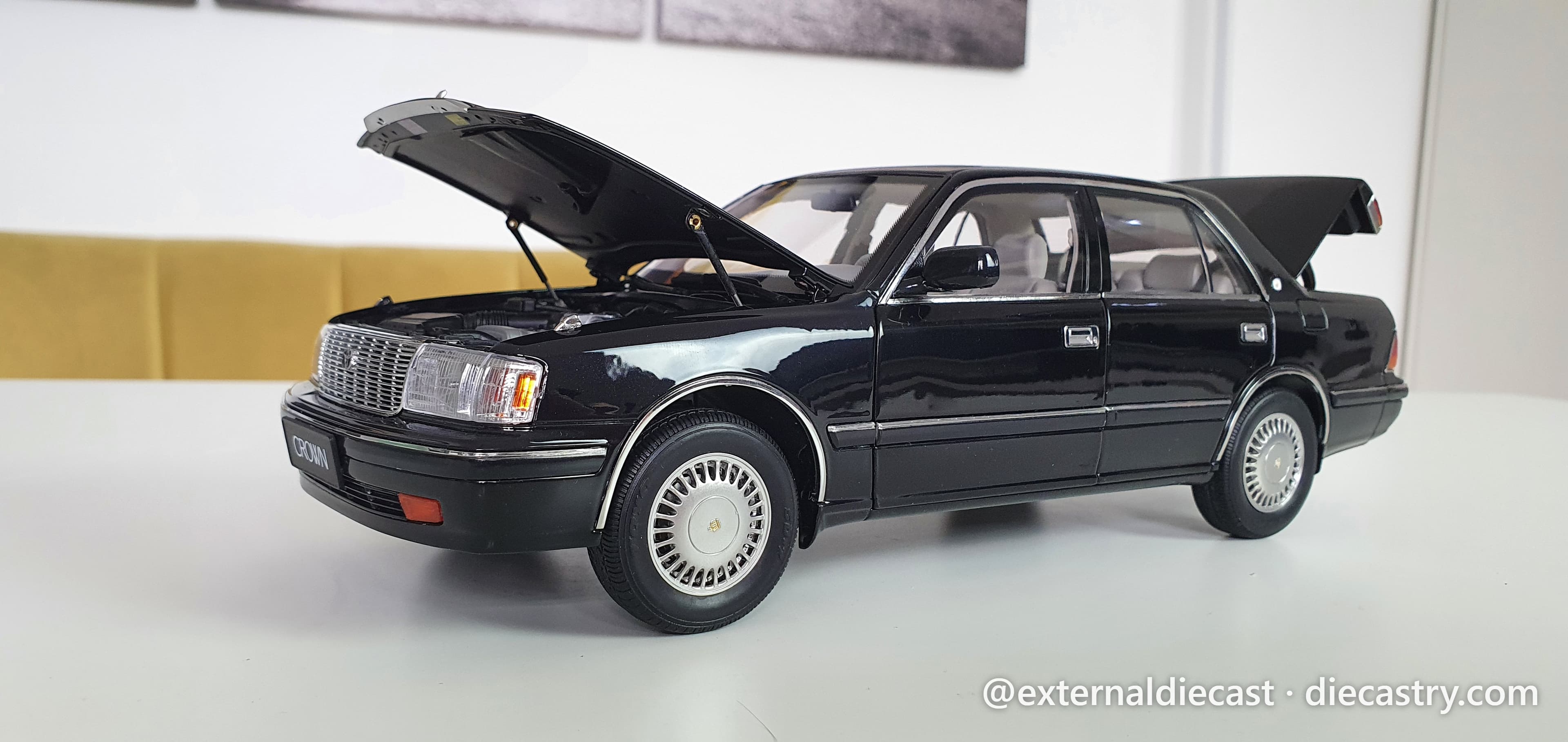 Toyota Crown (JZS155) 1:18 scale diecast model