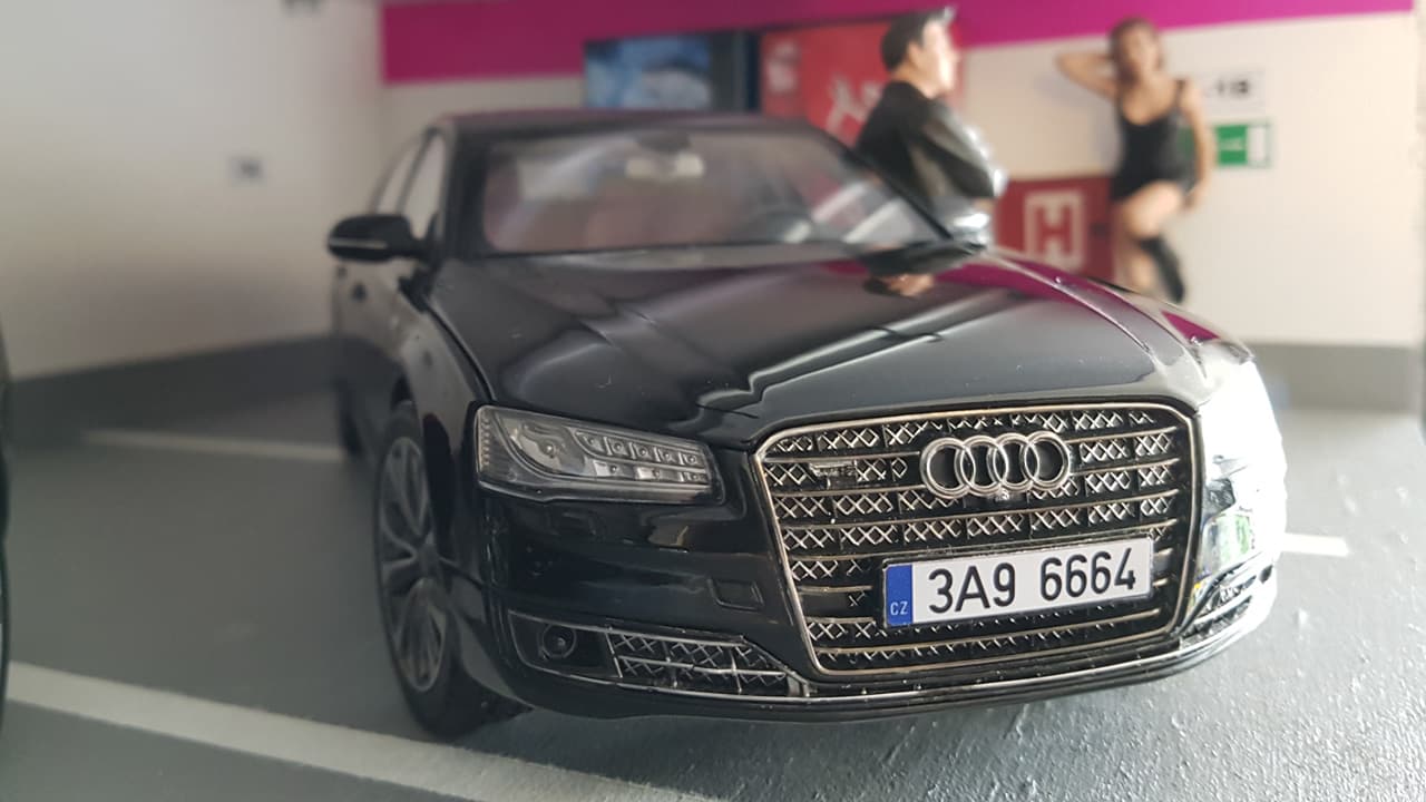 Audi A8L W12 1:18 scale diecast model