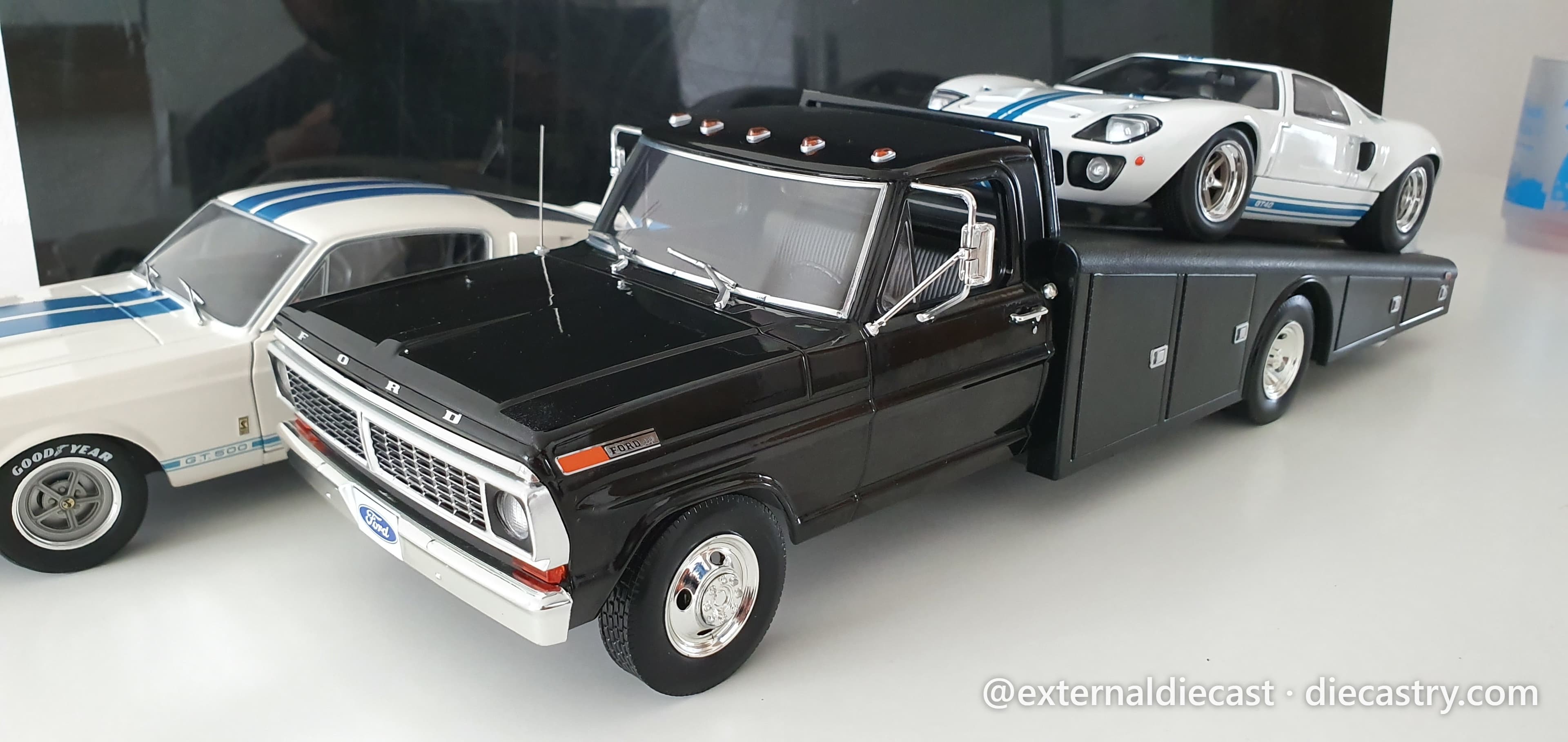 Ford F-350 Ramp Truck 1:18 scale diecast model