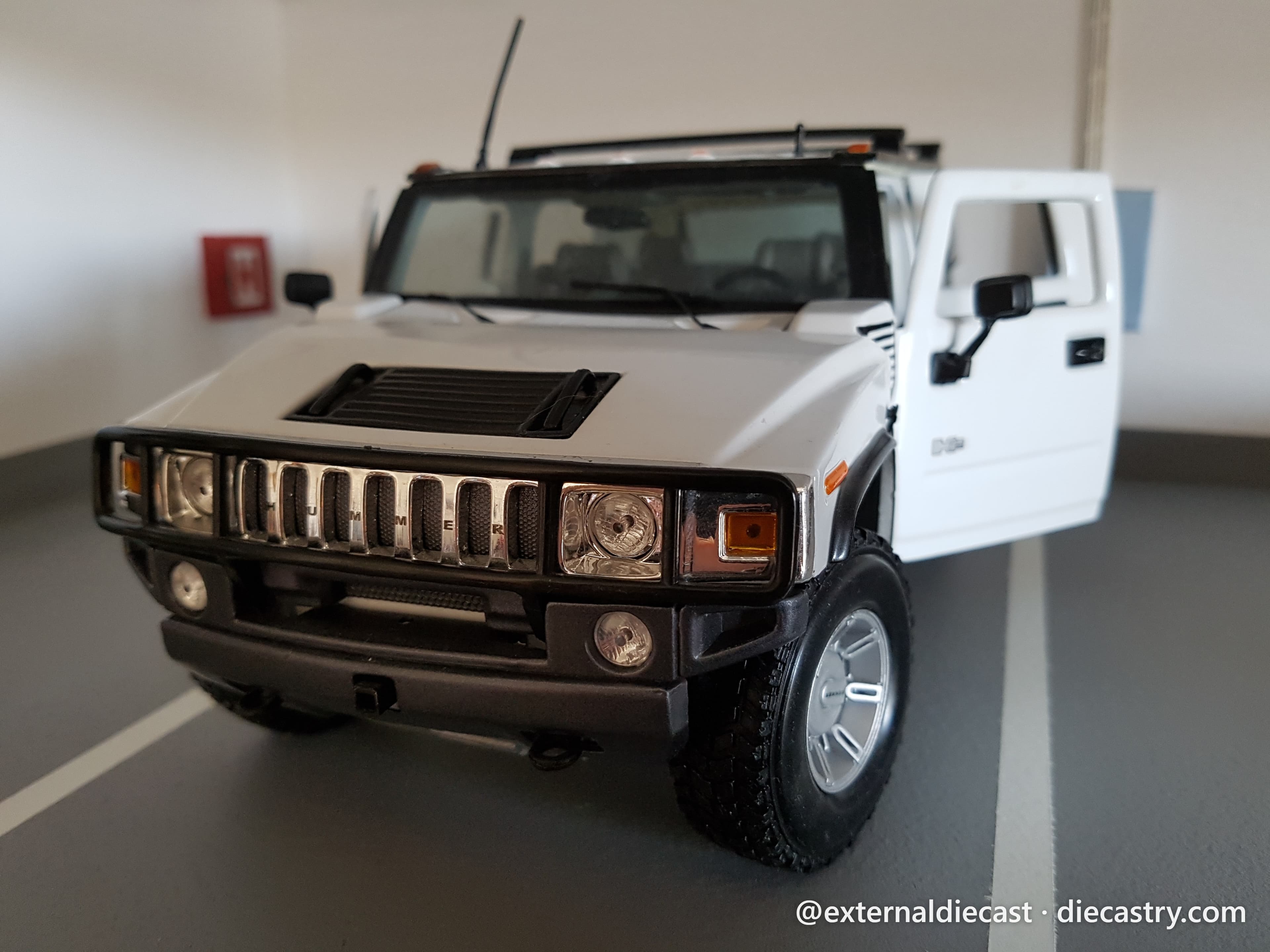 Hummer H2 1:18 scale diecast model
