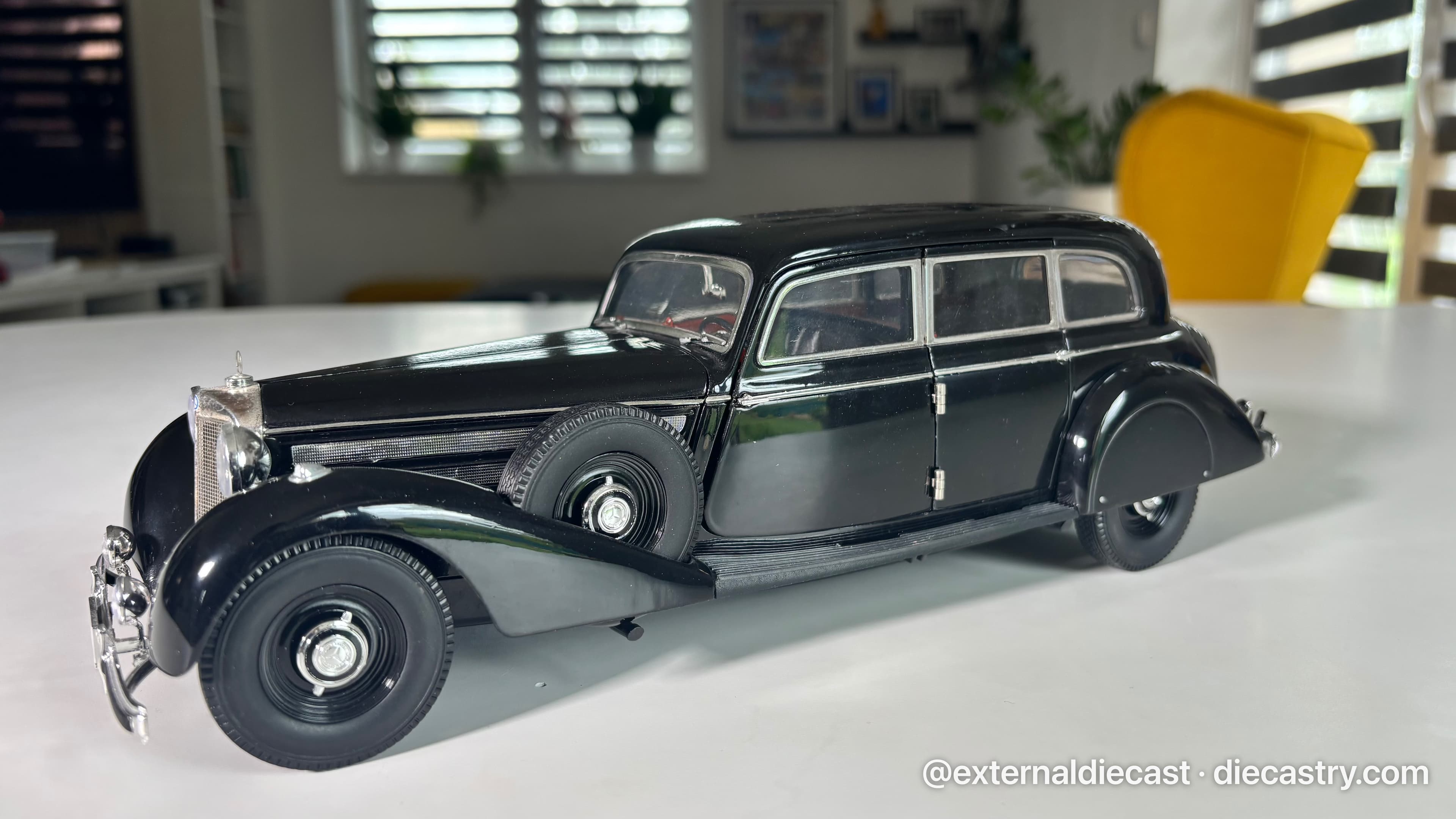 1938 Mercedes-Benz 770K 1:18 scale diecast model by Signature models