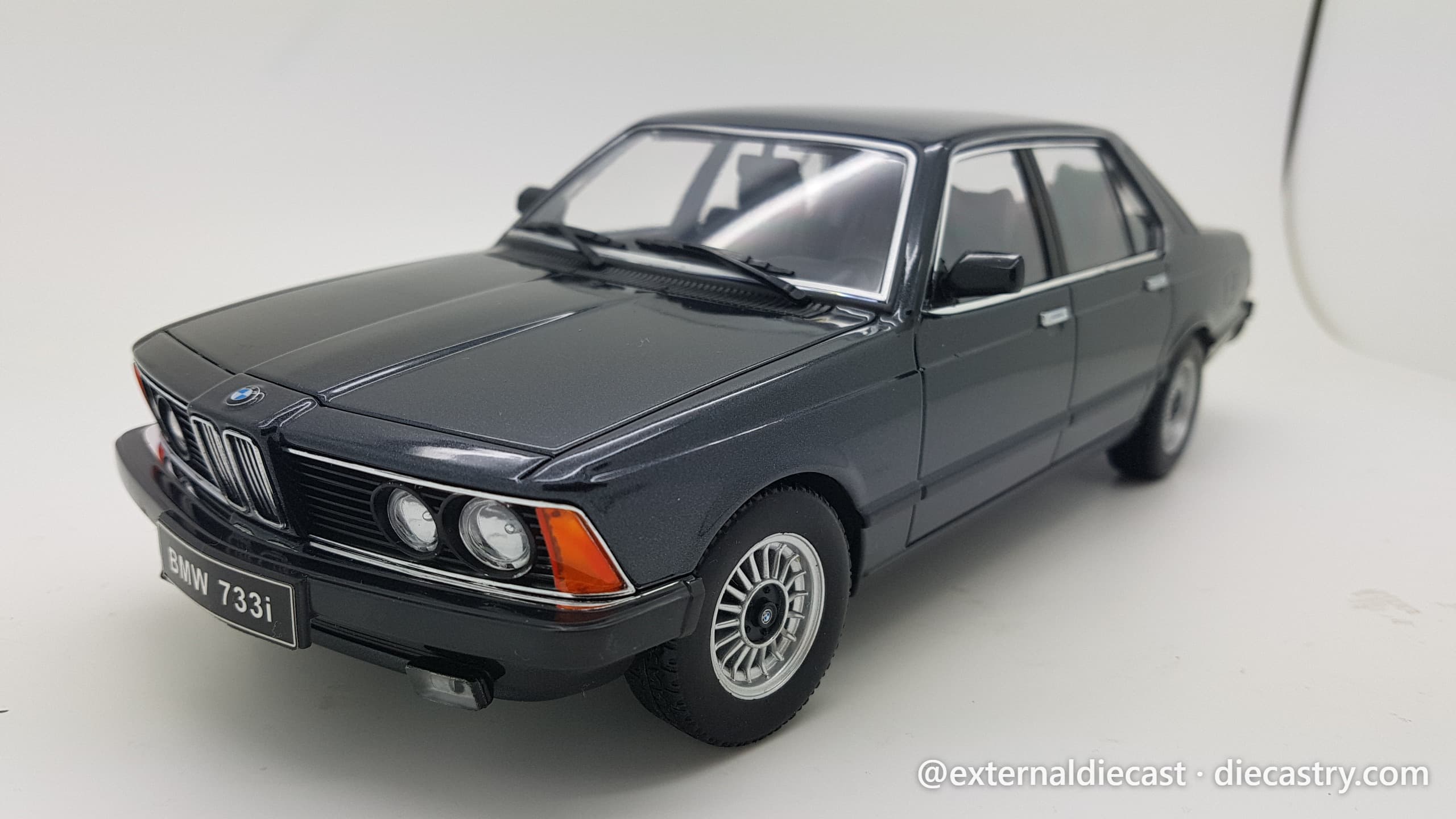 BMW 733i E23 1977 1:18 scale diecast by KK Scale