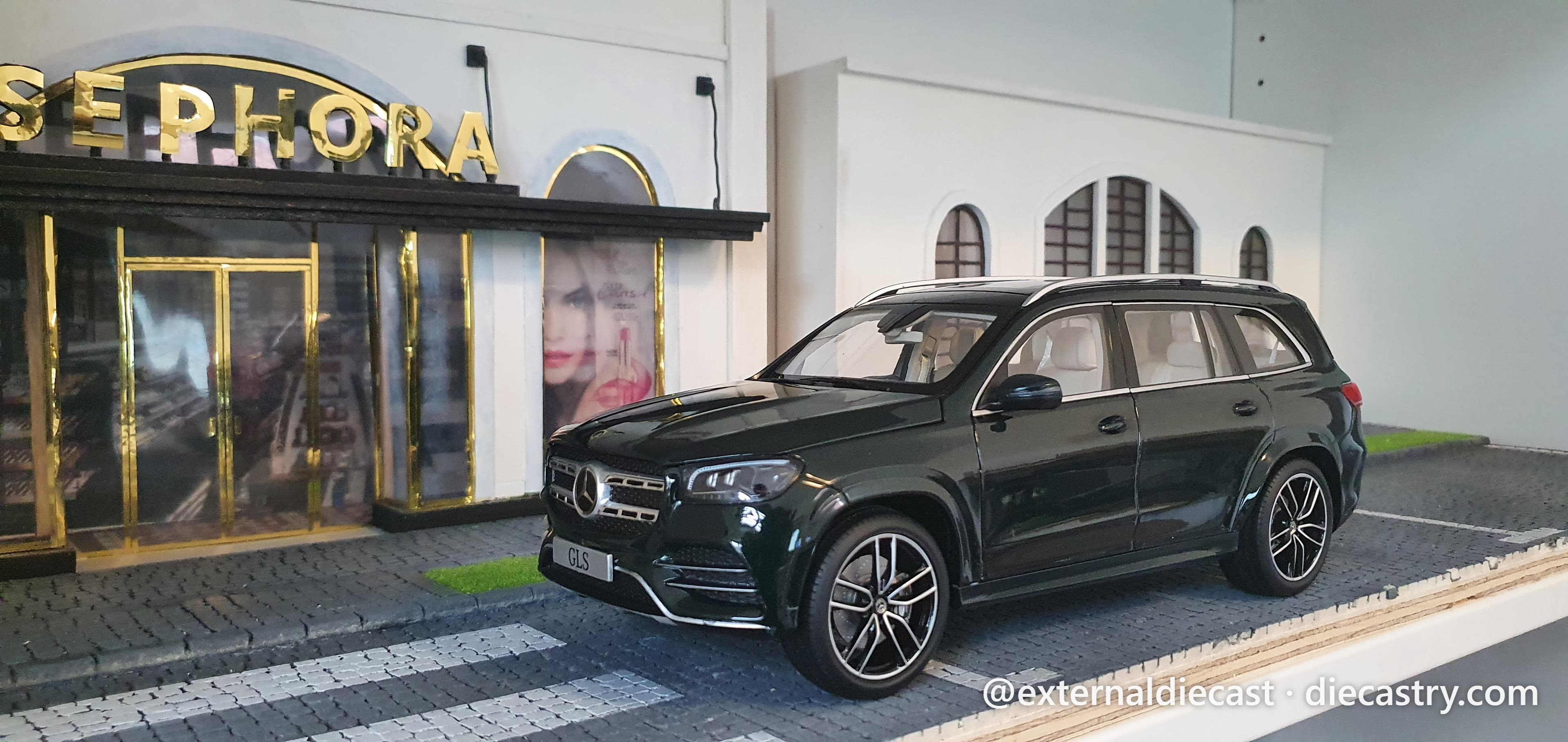 2019 Mercedes-Benz GLS-Klasse (X167) 1:18 scale diecast model by Jadi Modelcraft in Emerald Green